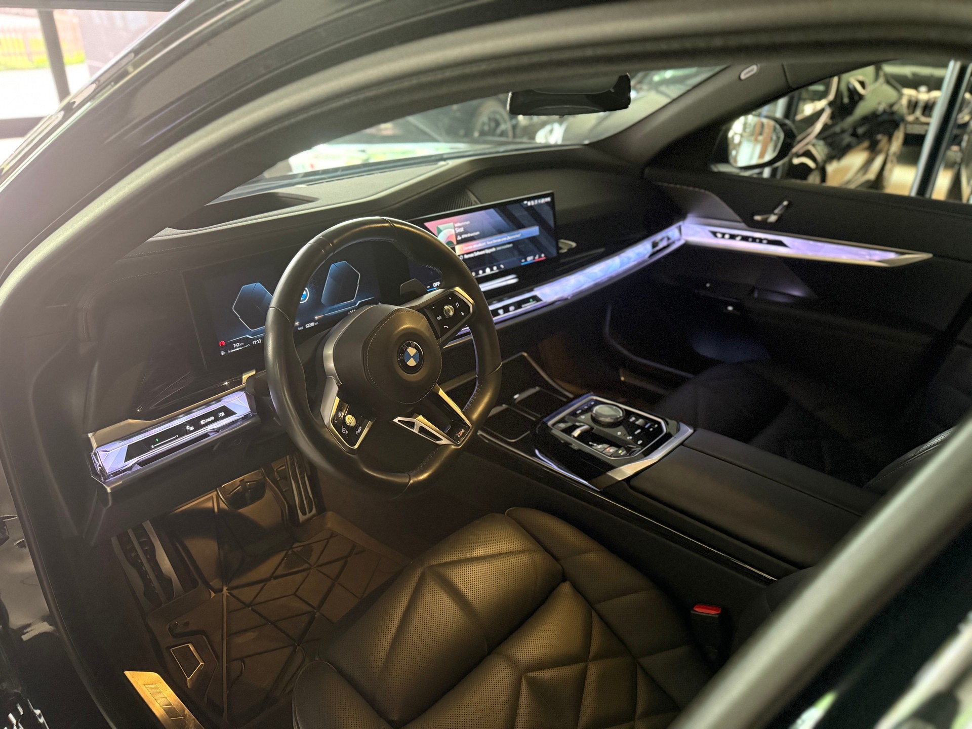 BMW 740d xDrive 48V M Sport Steptronic-image-7