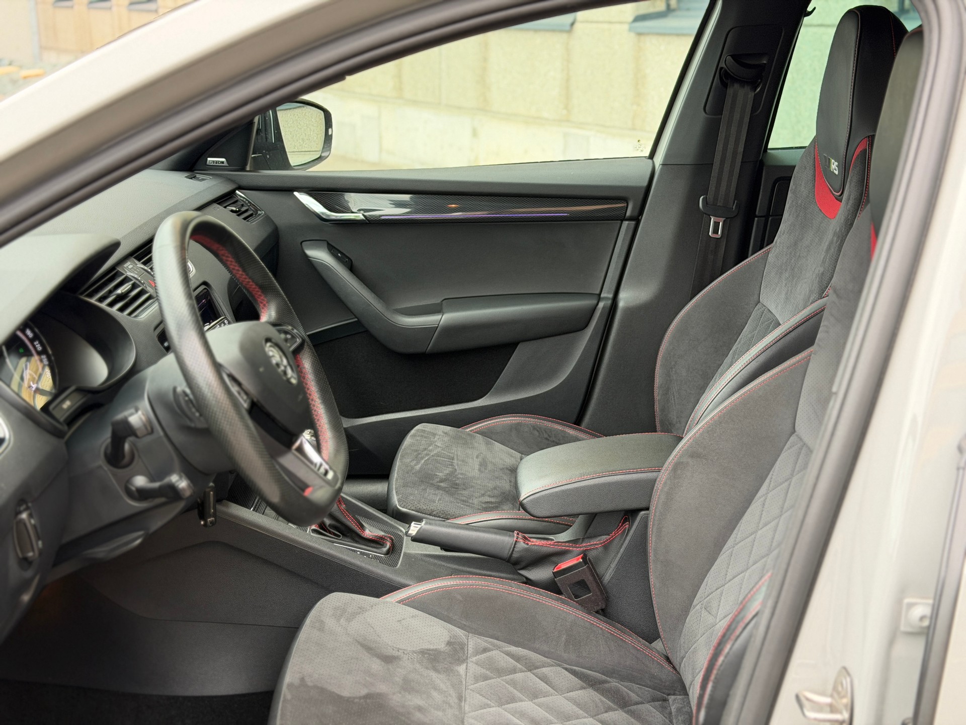 SKODA Octavia Combi 2.0 TDI RS 4x4 DSG-image-15