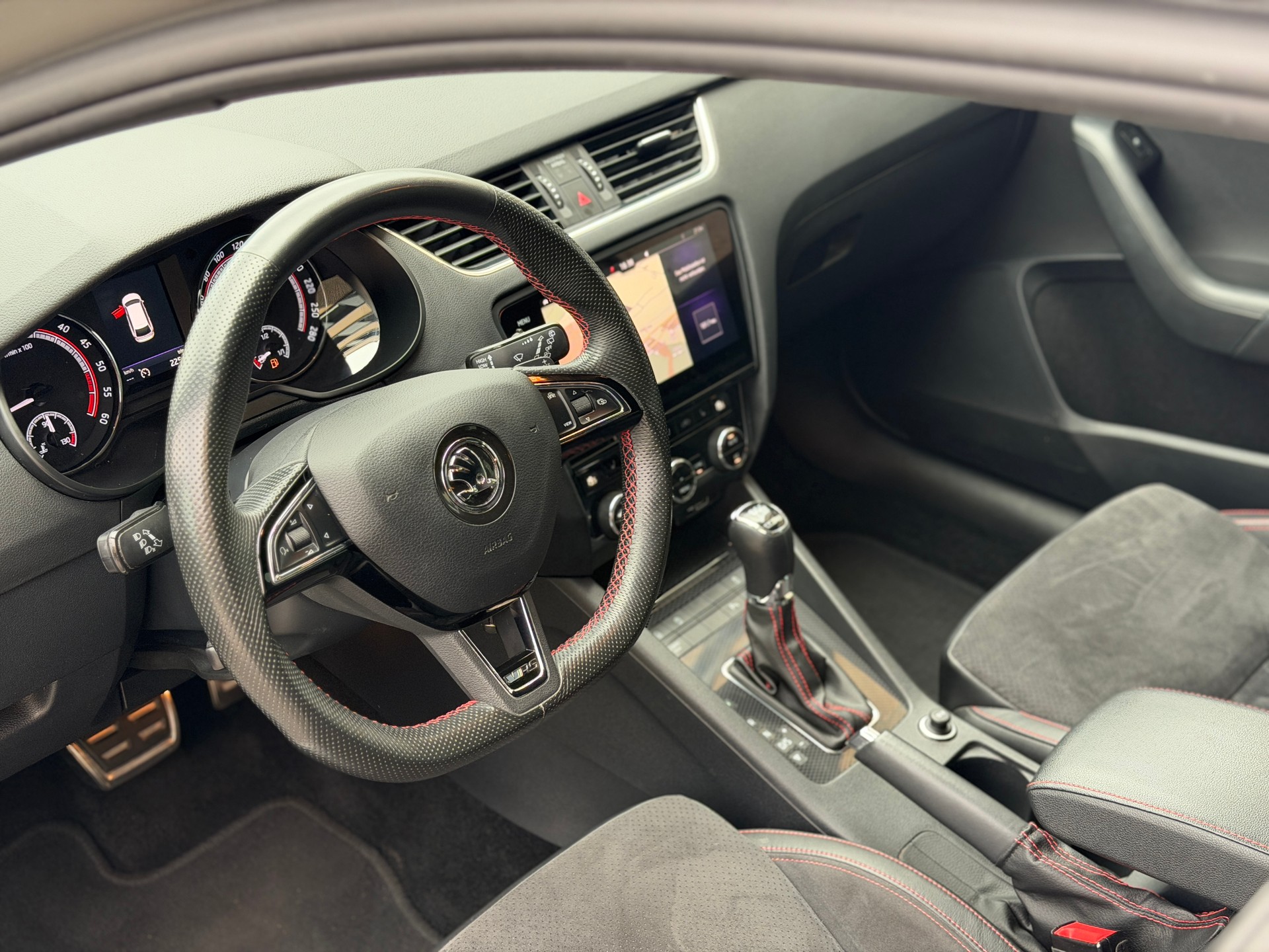SKODA Octavia Combi 2.0 TDI RS 4x4 DSG-image-13