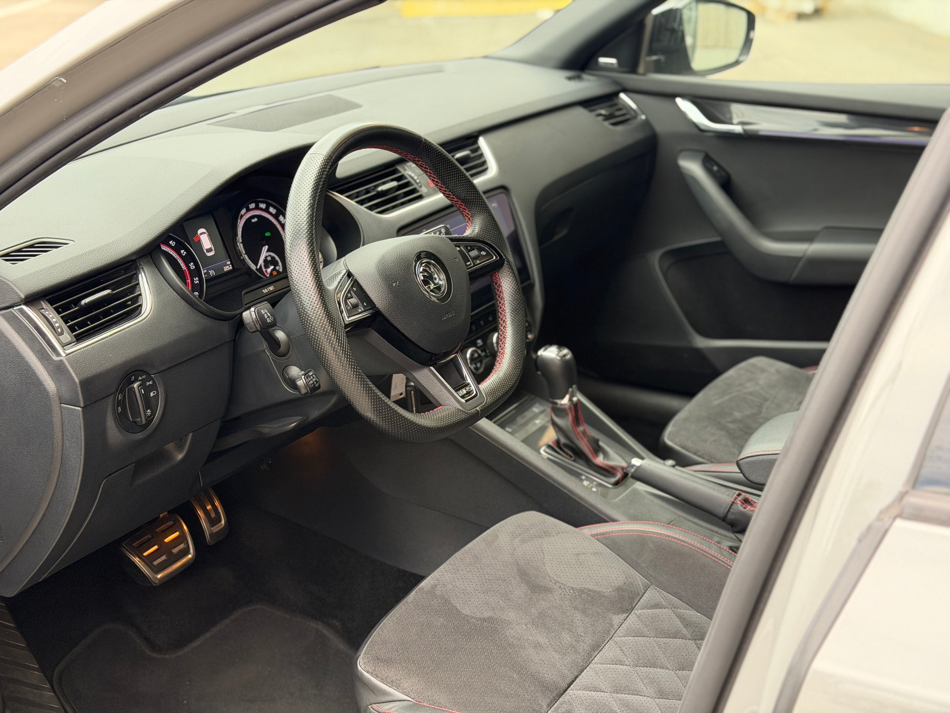 SKODA Octavia Combi 2.0 TDI RS 4x4 DSG-image-10