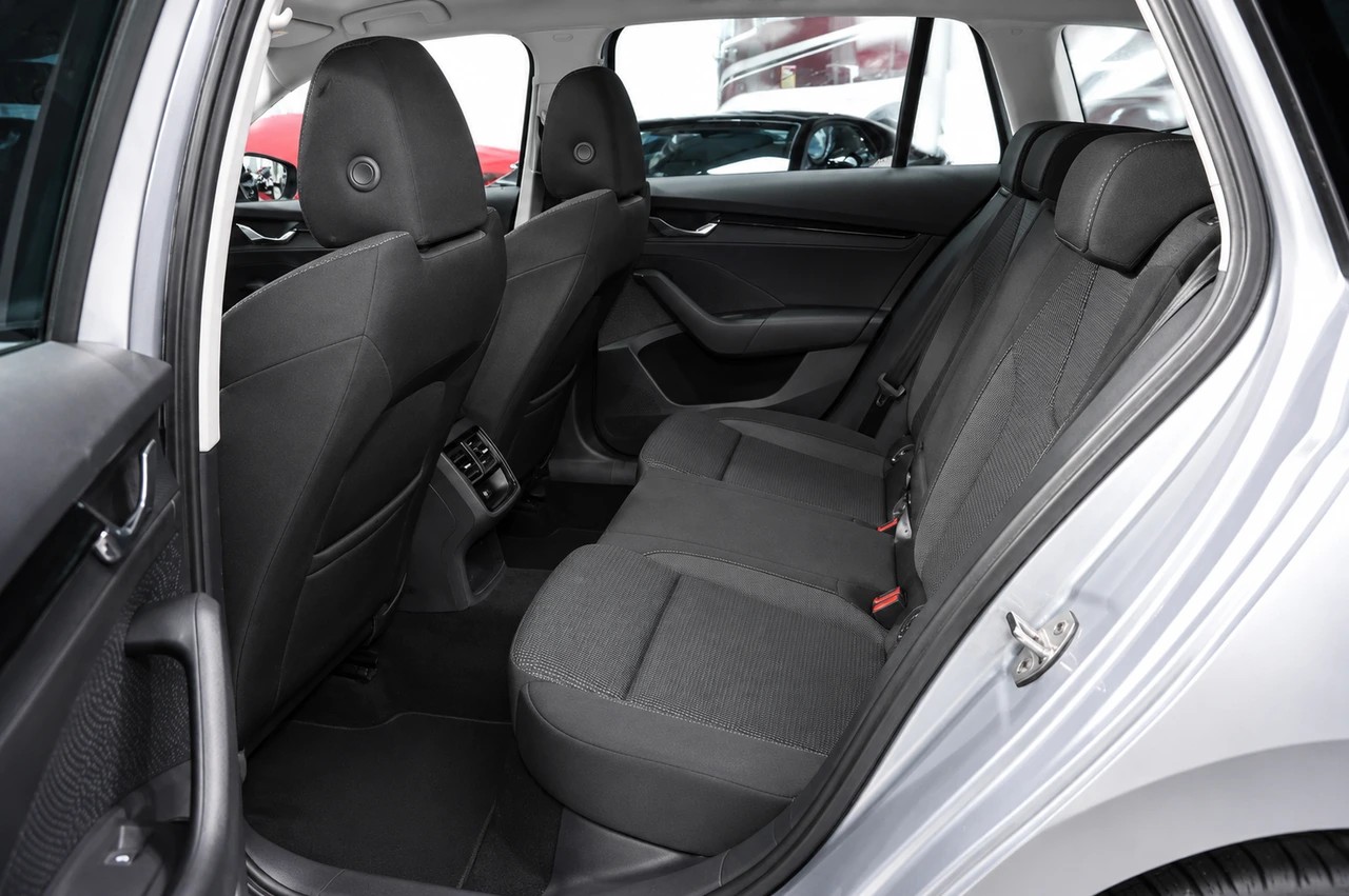 SKODA Octavia Combi 2.0 TDI Ambition DSG-image-11