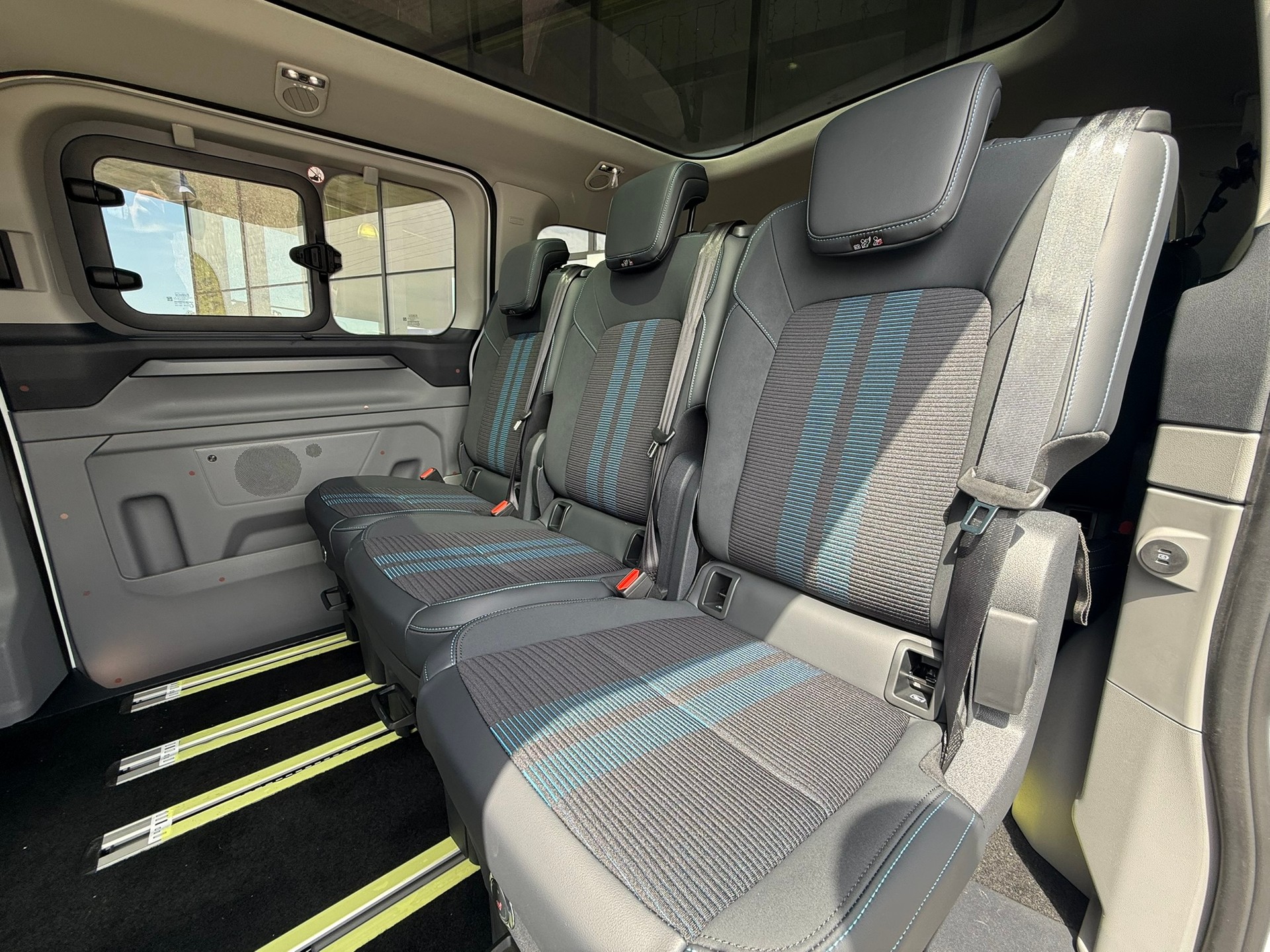 FORD Tourneo Bus 320 L1H1 Sport Automat 4x4-image-6