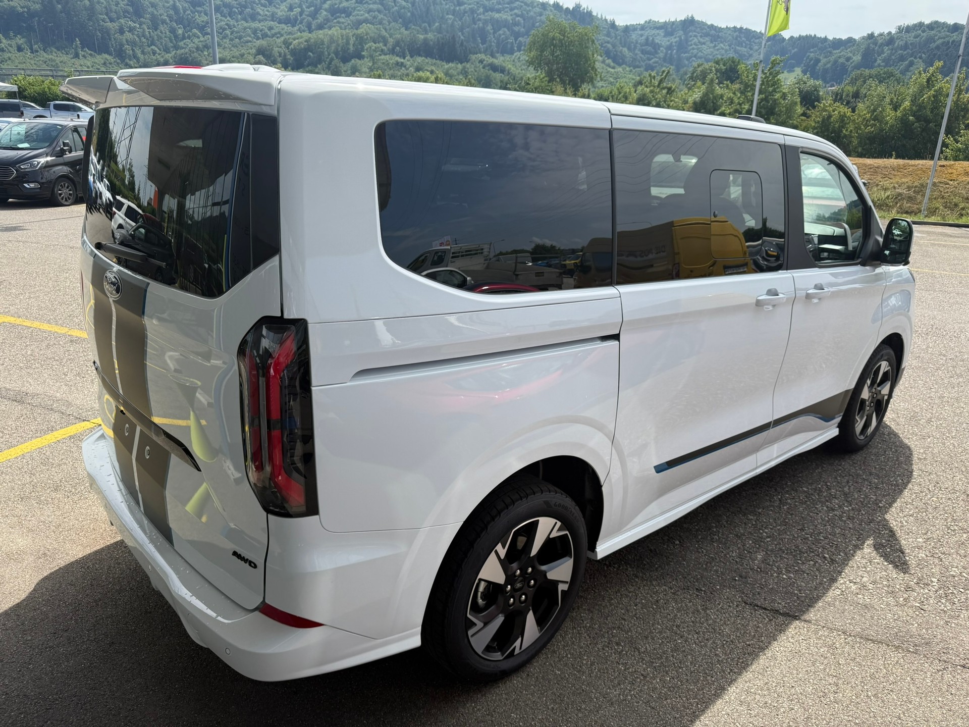 FORD Tourneo Bus 320 L1H1 Sport Automat 4x4-image-5