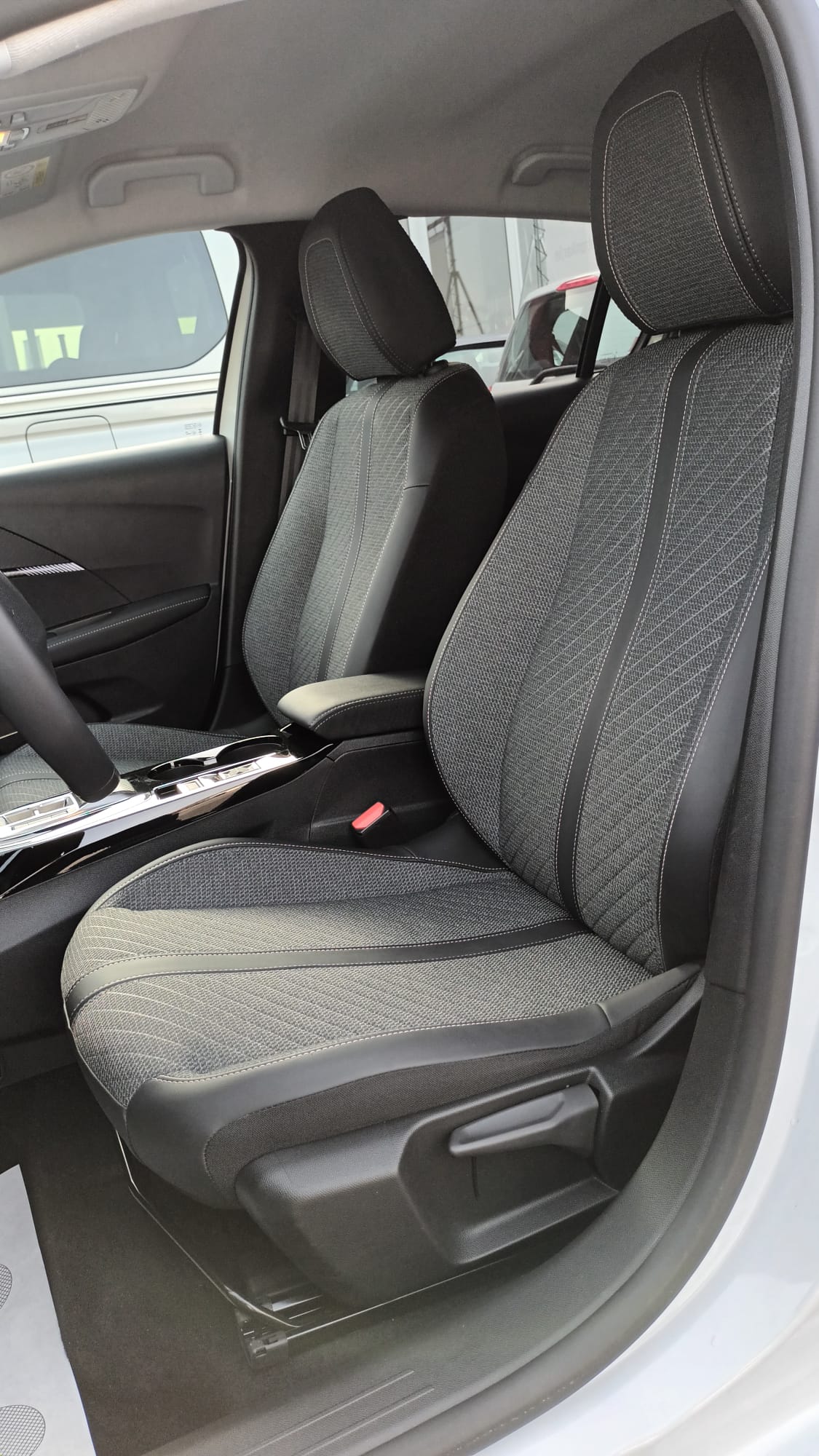PEUGEOT 208 1.2 MHEV 110 Allure-image-12