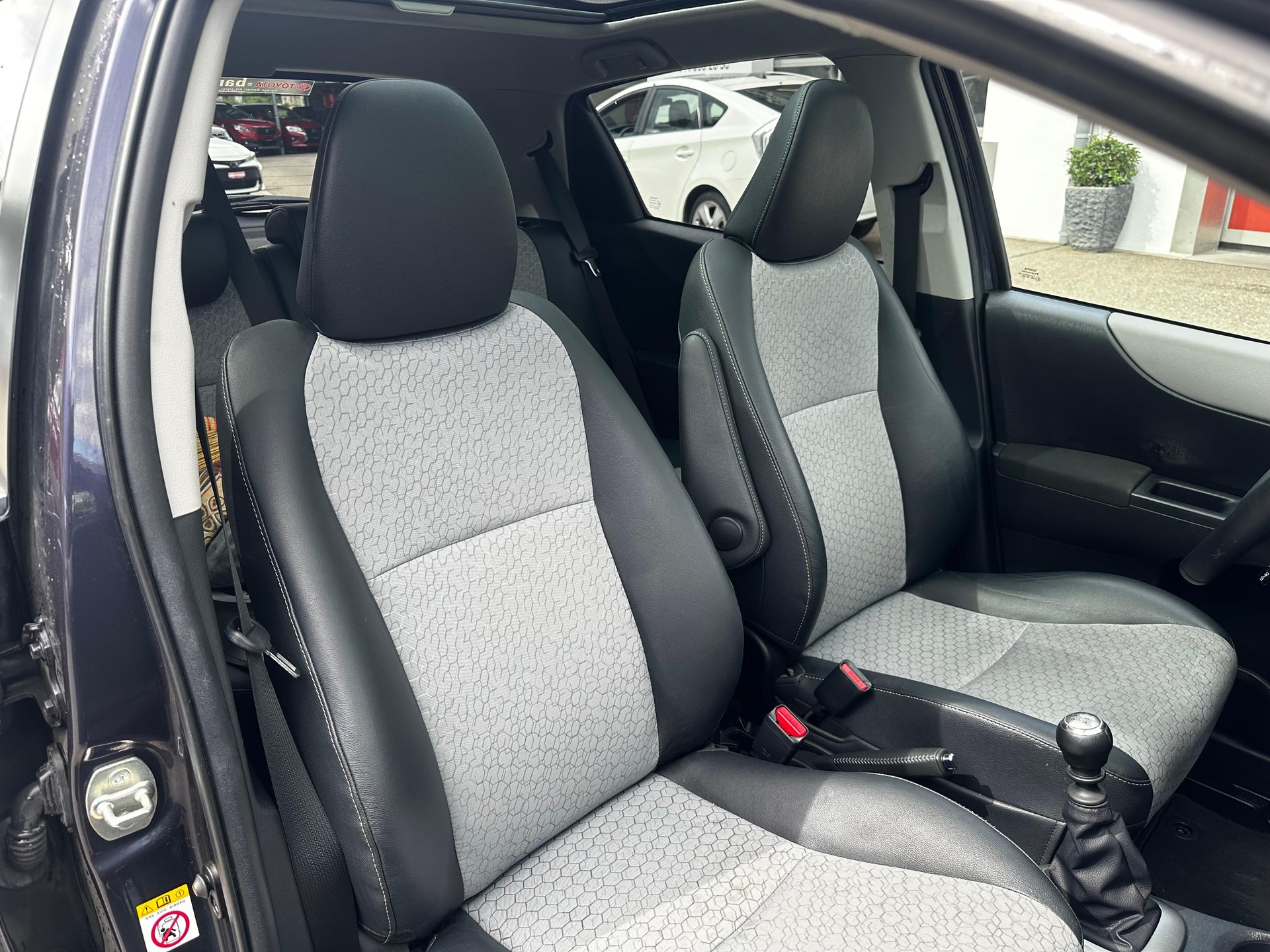TOYOTA Yaris 1.33 VVT-i Sol Premium-image-14