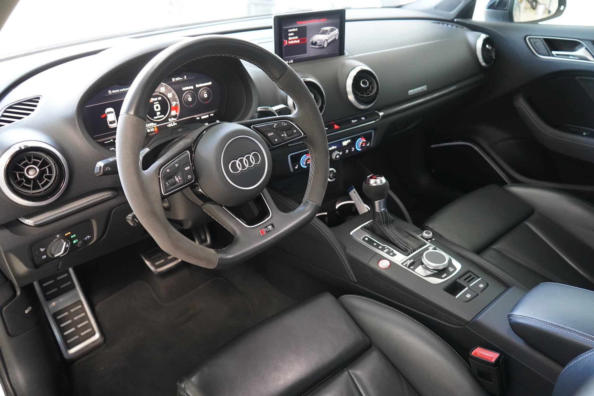 AUDI RS3 Limousine 2.5 TSI quattro S-tronic / APR 470Ps **-image-16