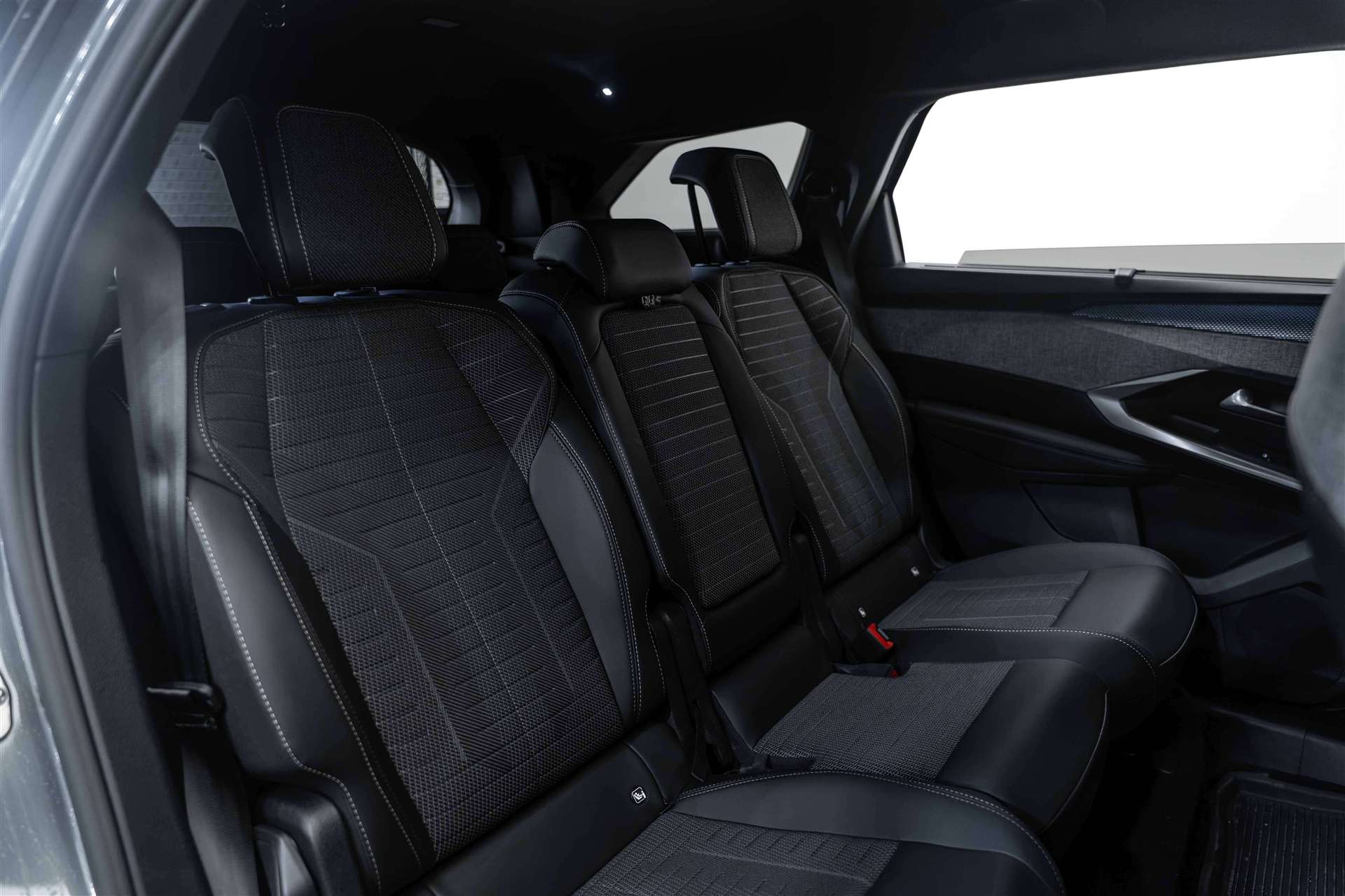 PEUGEOT 5008 145 Hybrid GT 7-Plätzer e-DCS-Automat-image-12