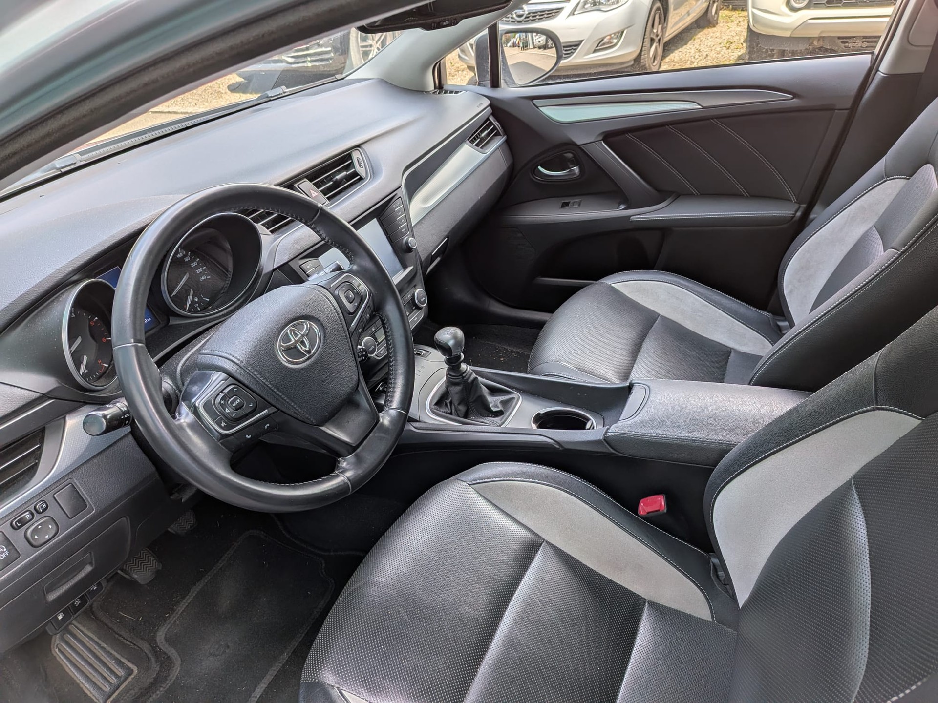 TOYOTA Avensis Touring Sports 2.0 D-4D Sol Premium-image-6