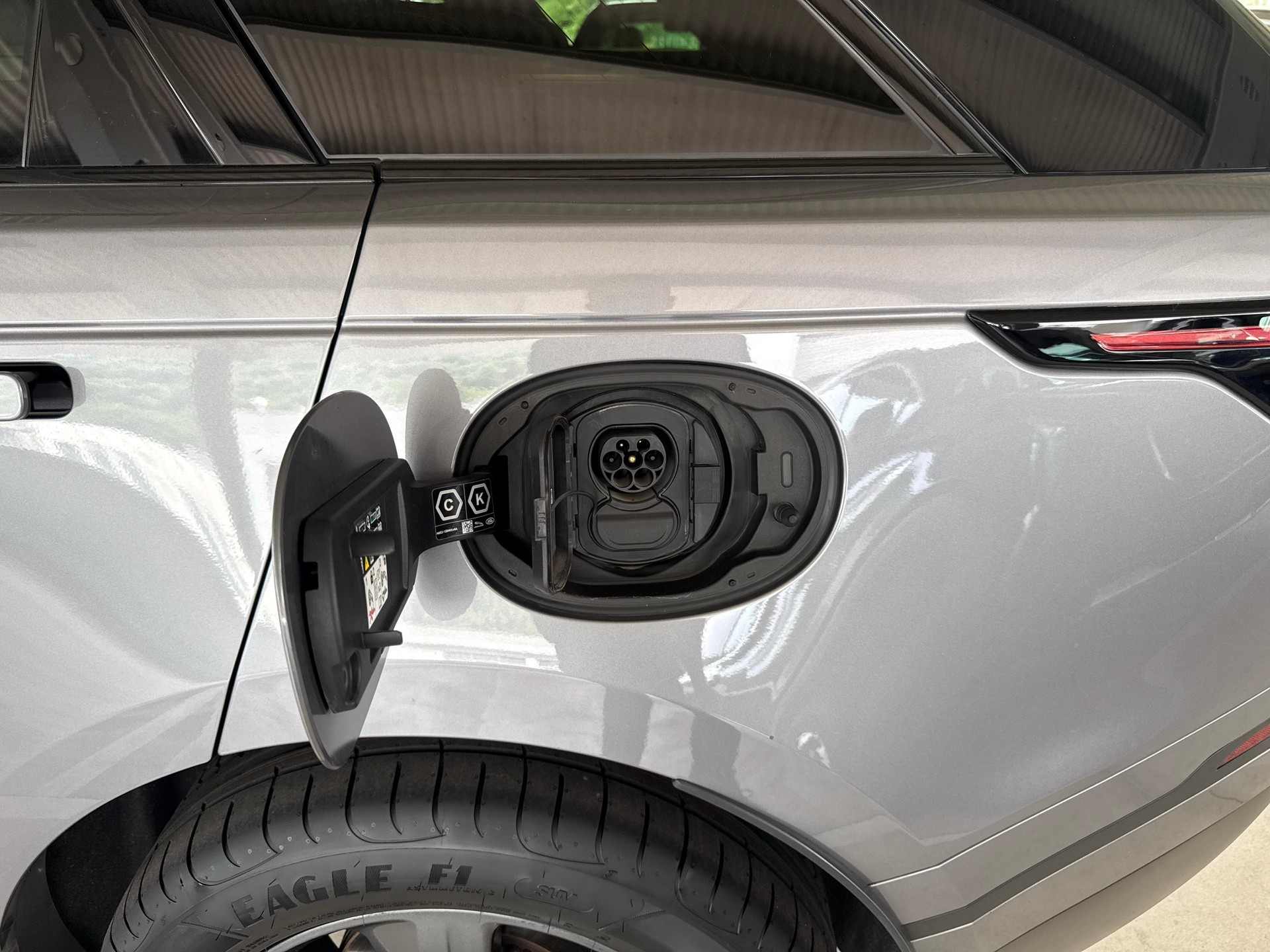 LAND ROVER Range Rover Velar 2.0 P400e + Pneumatici invernali inclusi-image-16