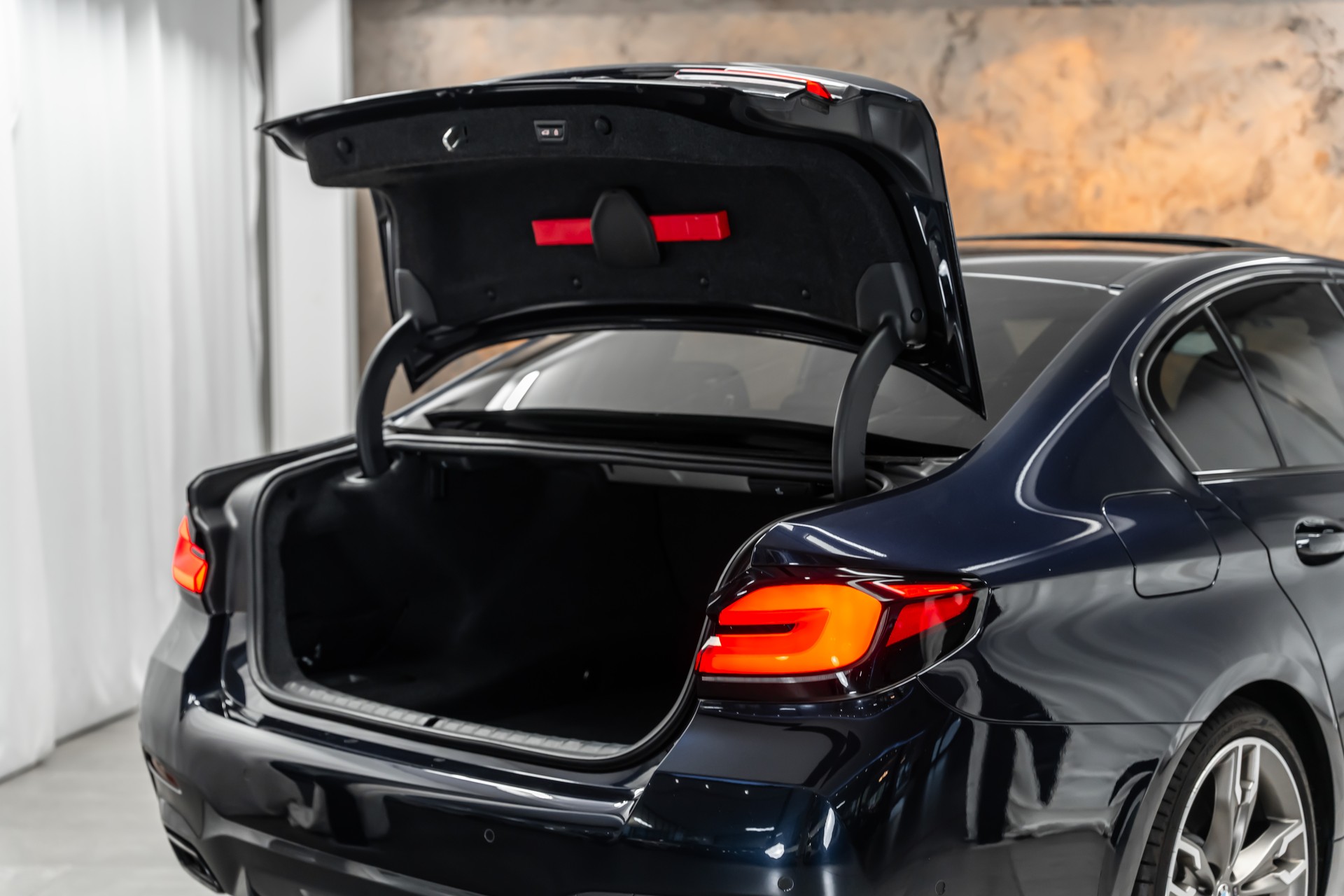 BMW M550i xDrive Steptronic *Panorama*Head-Up*H&K Sound*360°*-image-9