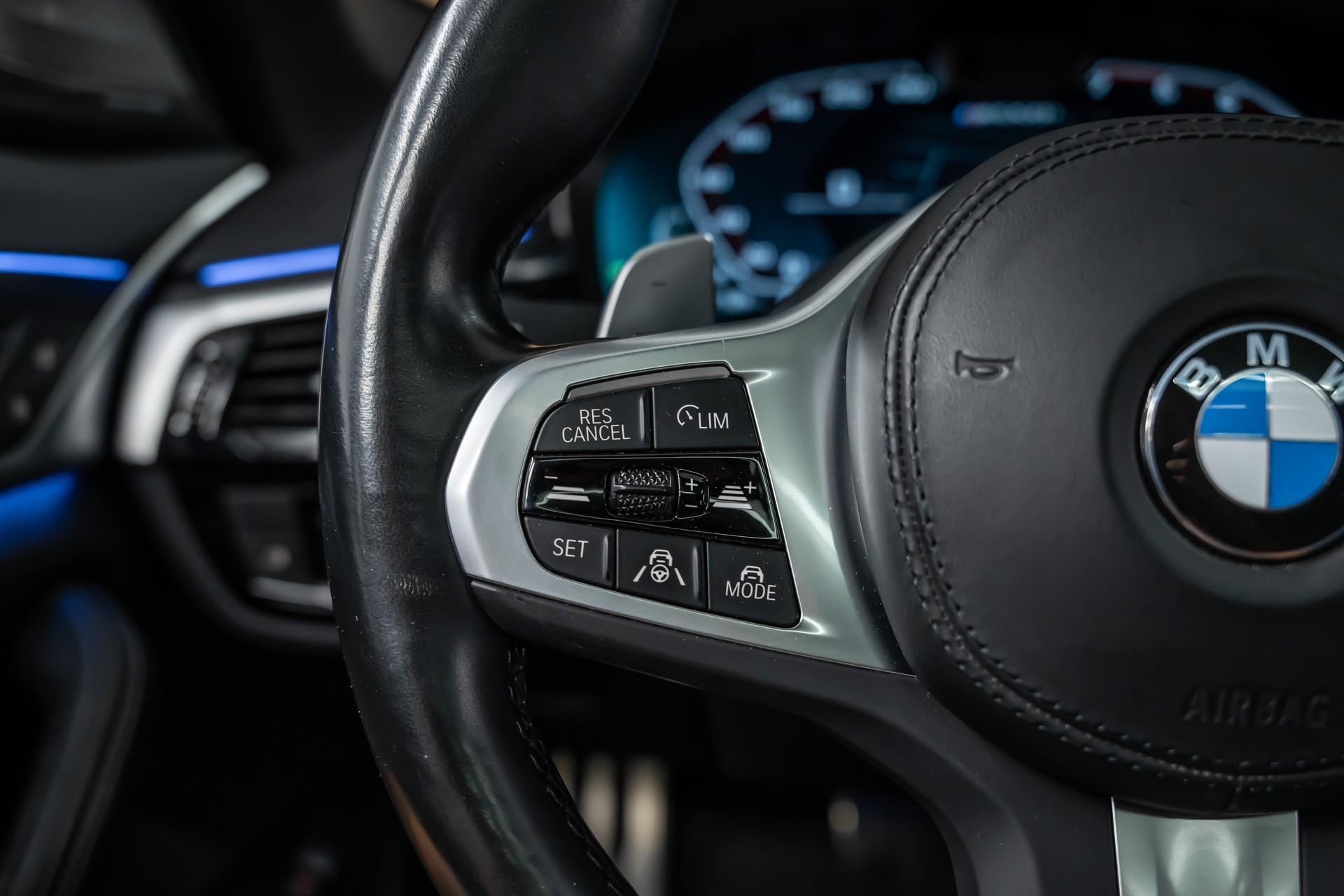 BMW M550i xDrive Steptronic *Panorama*Head-Up*H&K Sound*360°*-image-24