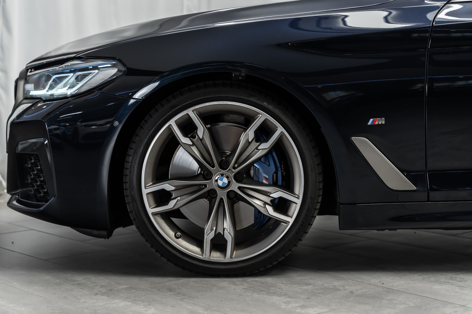 BMW M550i xDrive Steptronic *Panorama*Head-Up*H&K Sound*360°*-image-3