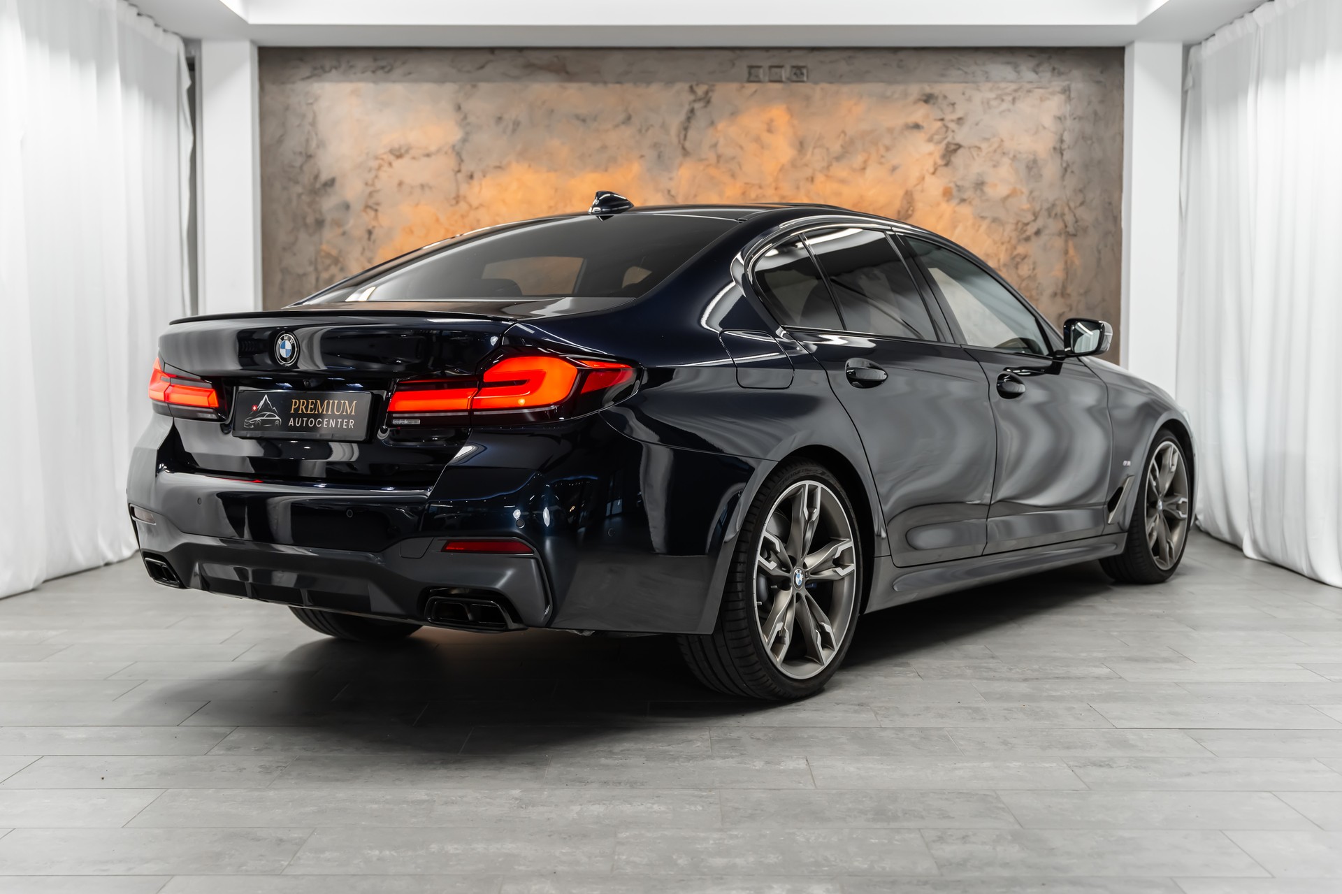 BMW M550i xDrive Steptronic *Panorama*Head-Up*H&K Sound*360°*-image-6