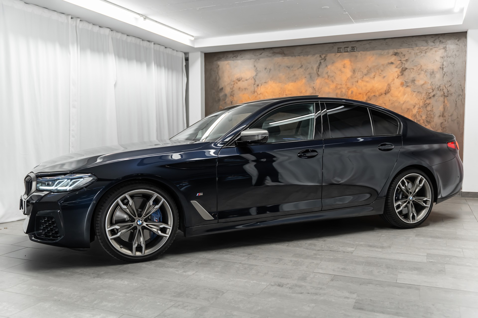 BMW M550i xDrive Steptronic *Panorama*Head-Up*H&K Sound*360°*-image-4