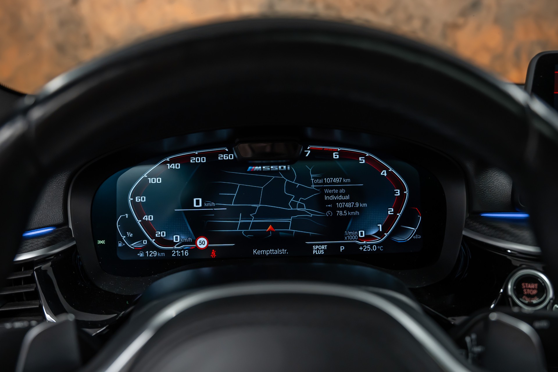 BMW M550i xDrive Steptronic *Panorama*Head-Up*H&K Sound*360°*-image-25