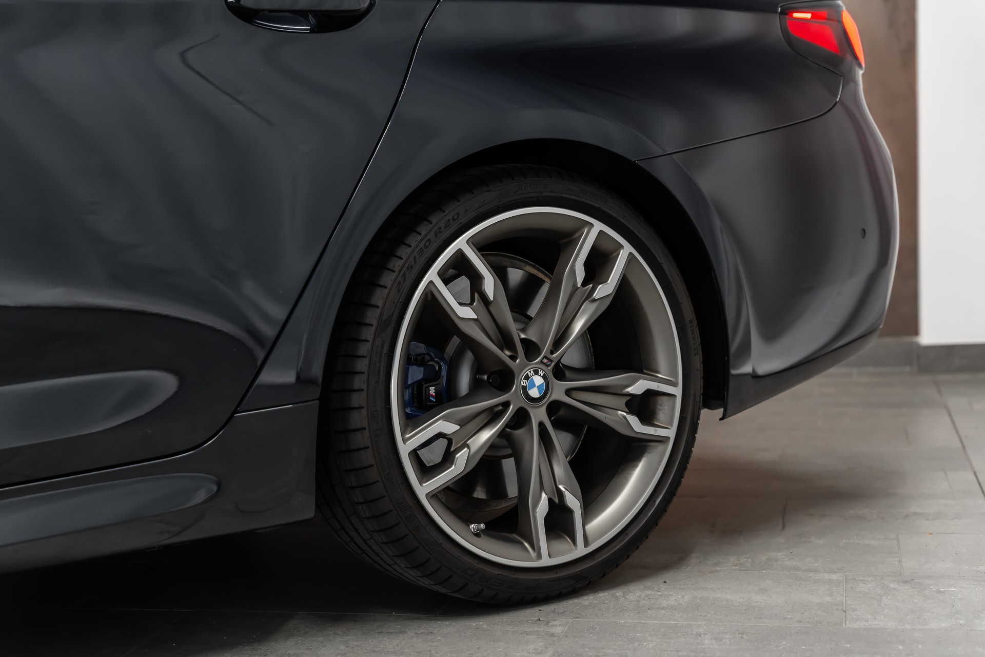 BMW M550i xDrive Steptronic *Panorama*Head-Up*H&K Sound*360°*-image-2
