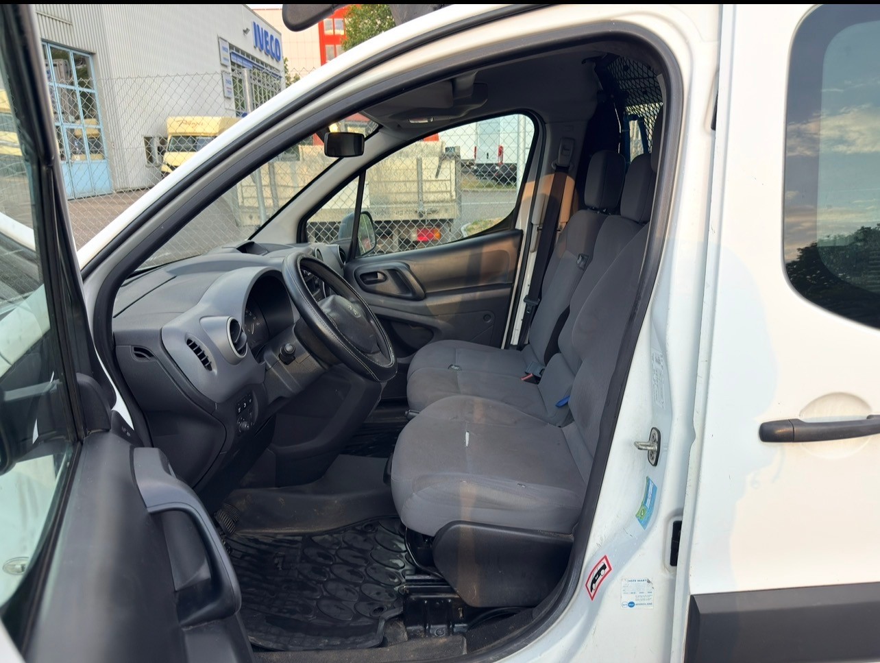 PEUGEOT Partner 1.6 e-HDI Urban Pack-image-6