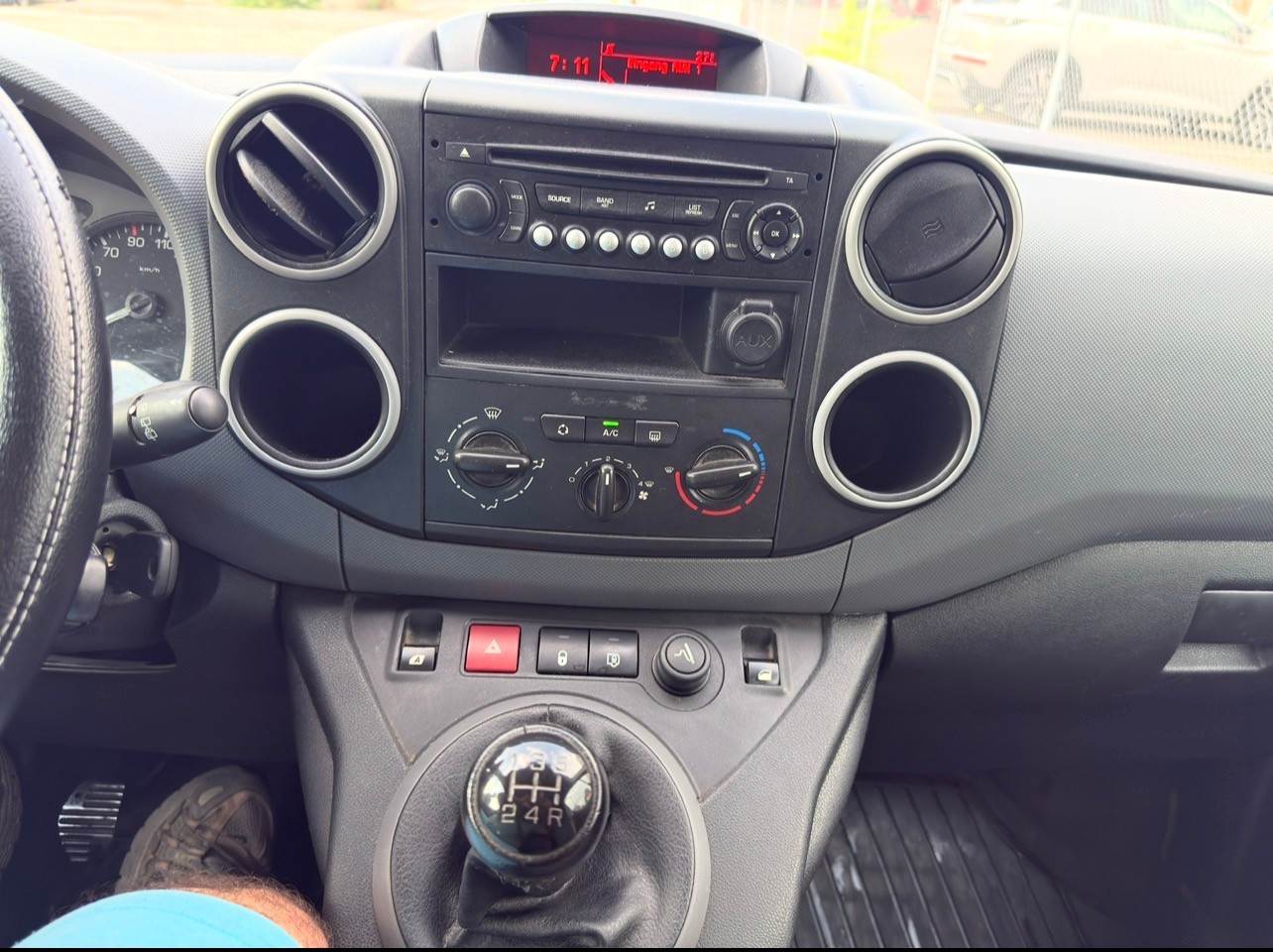 PEUGEOT Partner 1.6 e-HDI Urban Pack-image-8