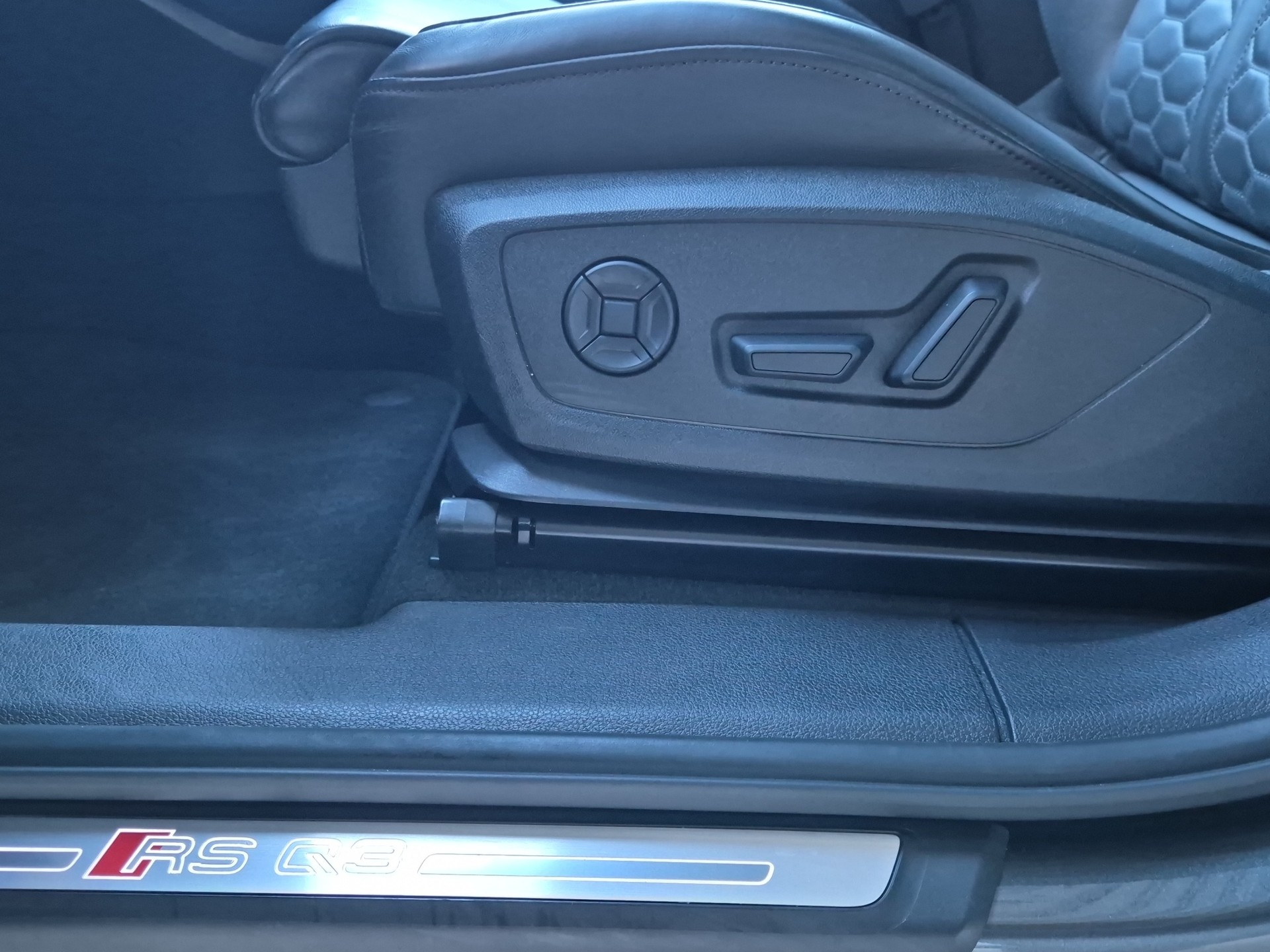 AUDI RS Q3 2.5 TFSI quattro S tronic-image-9