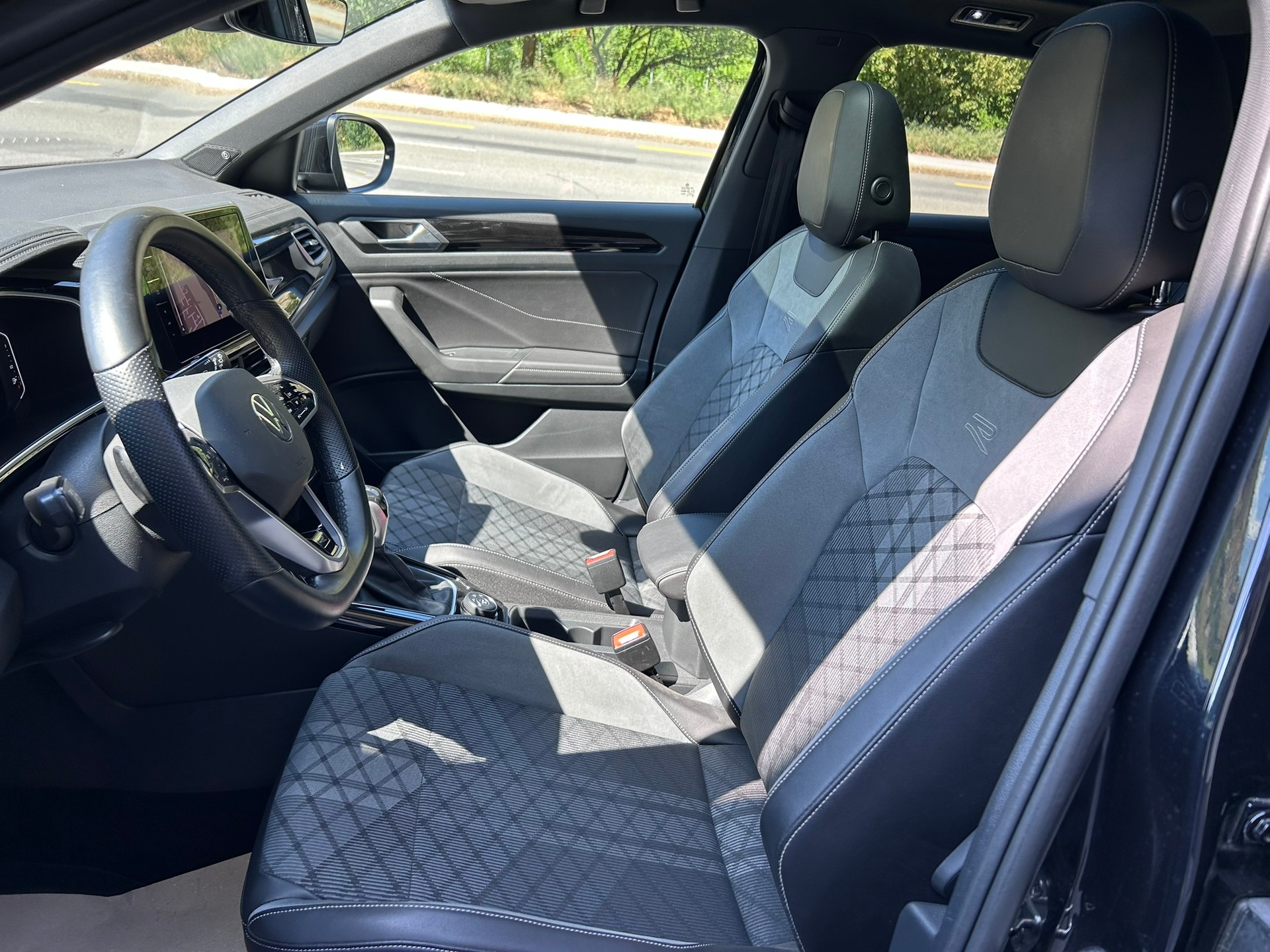 VW T-Roc 2.0 TSI R-Line DSG 4Motion-image-6