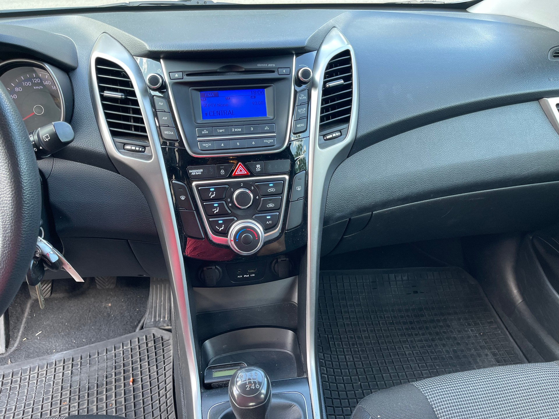 HYUNDAI i30 1.6 Style-image-8