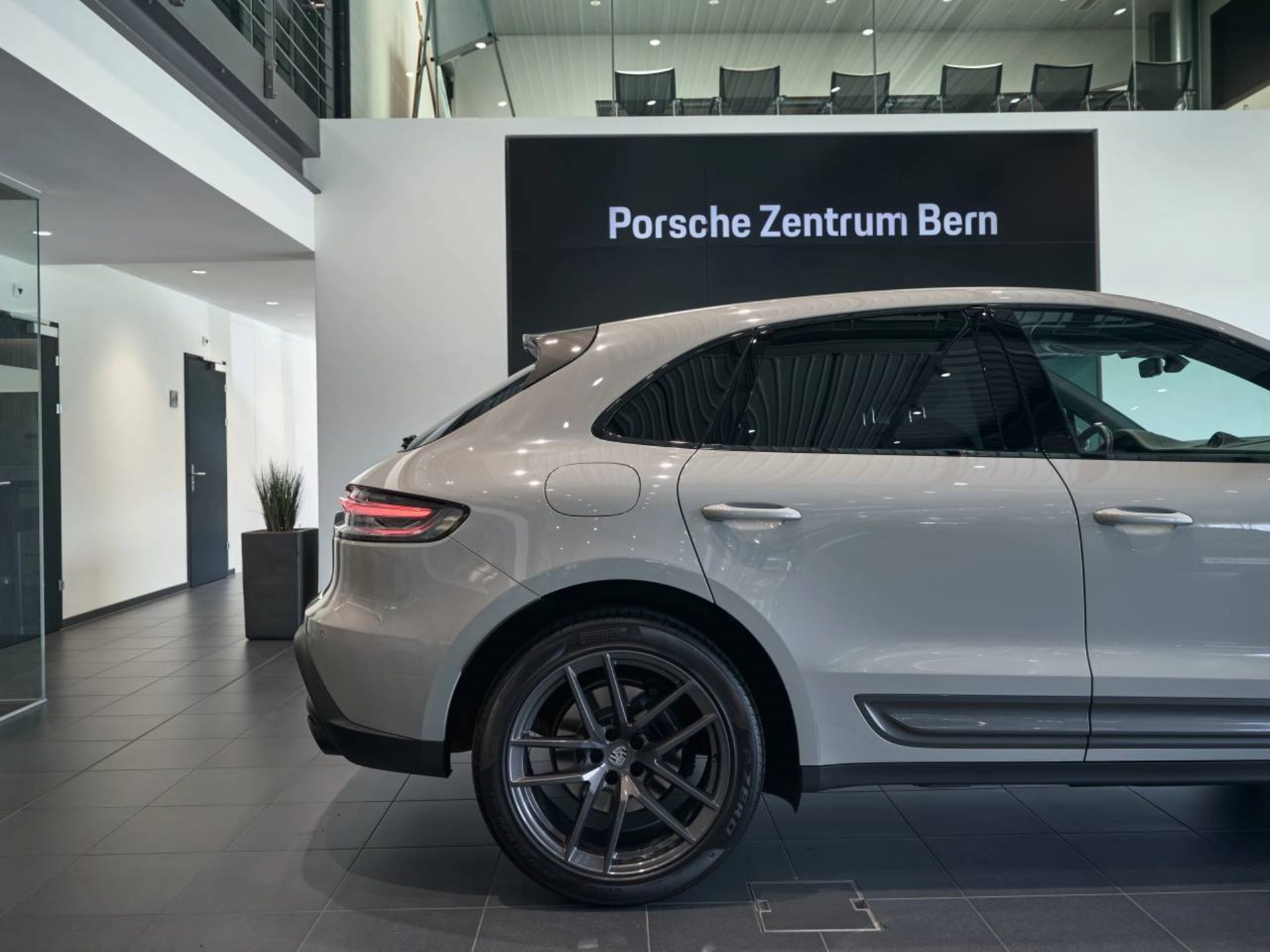 PORSCHE Macan T-image-9