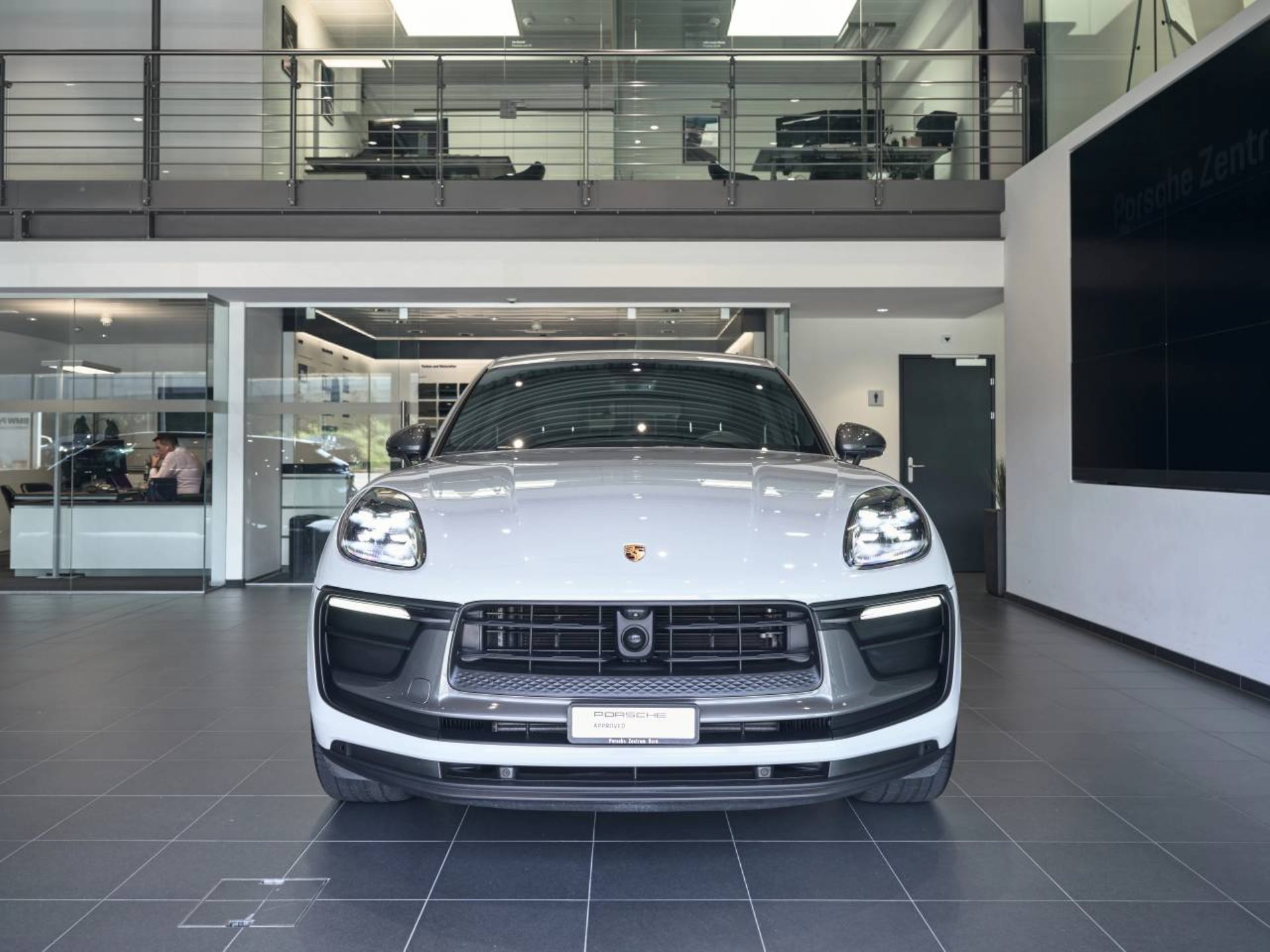 PORSCHE Macan T-image-8