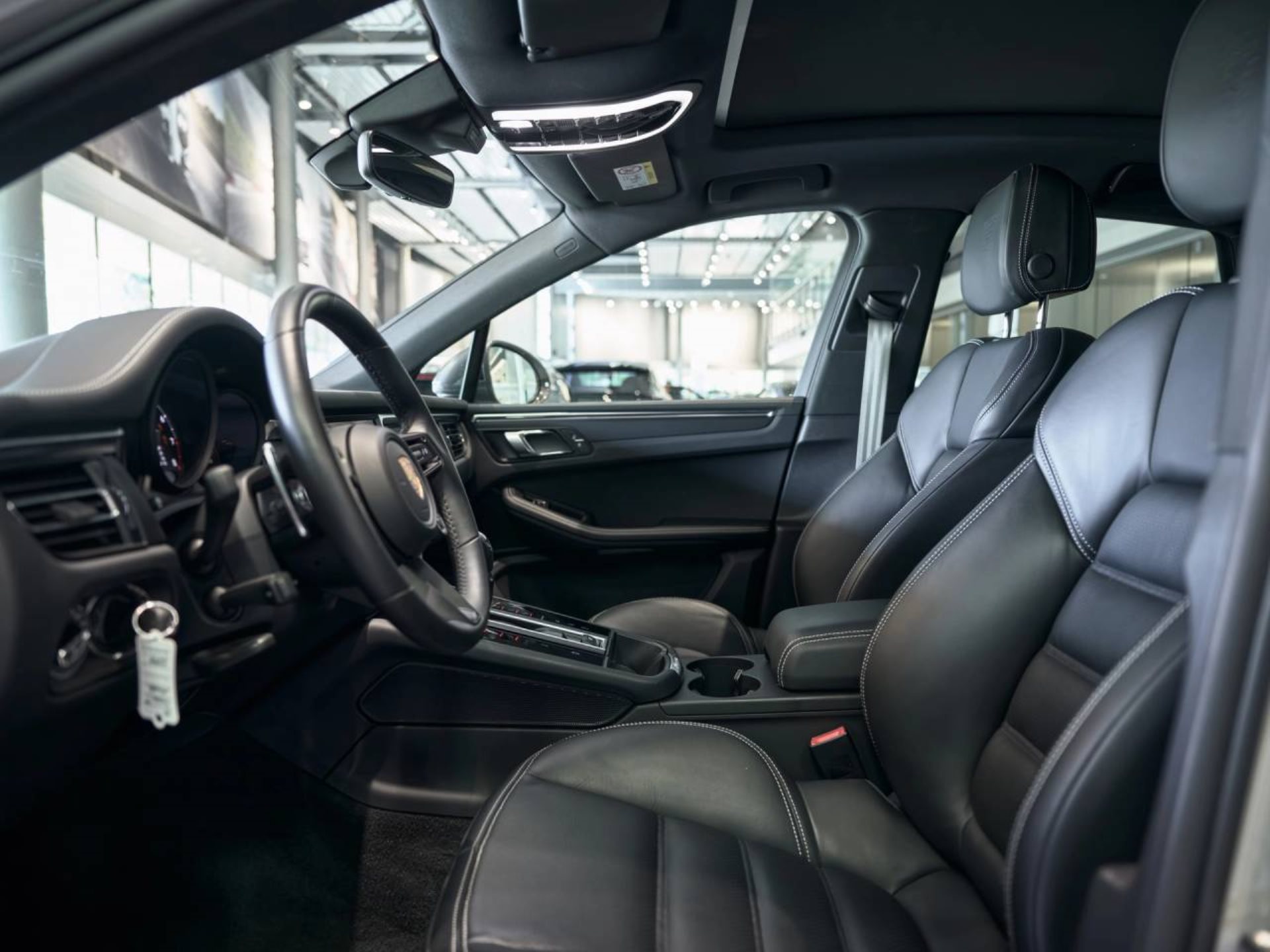 PORSCHE Macan T-image-3
