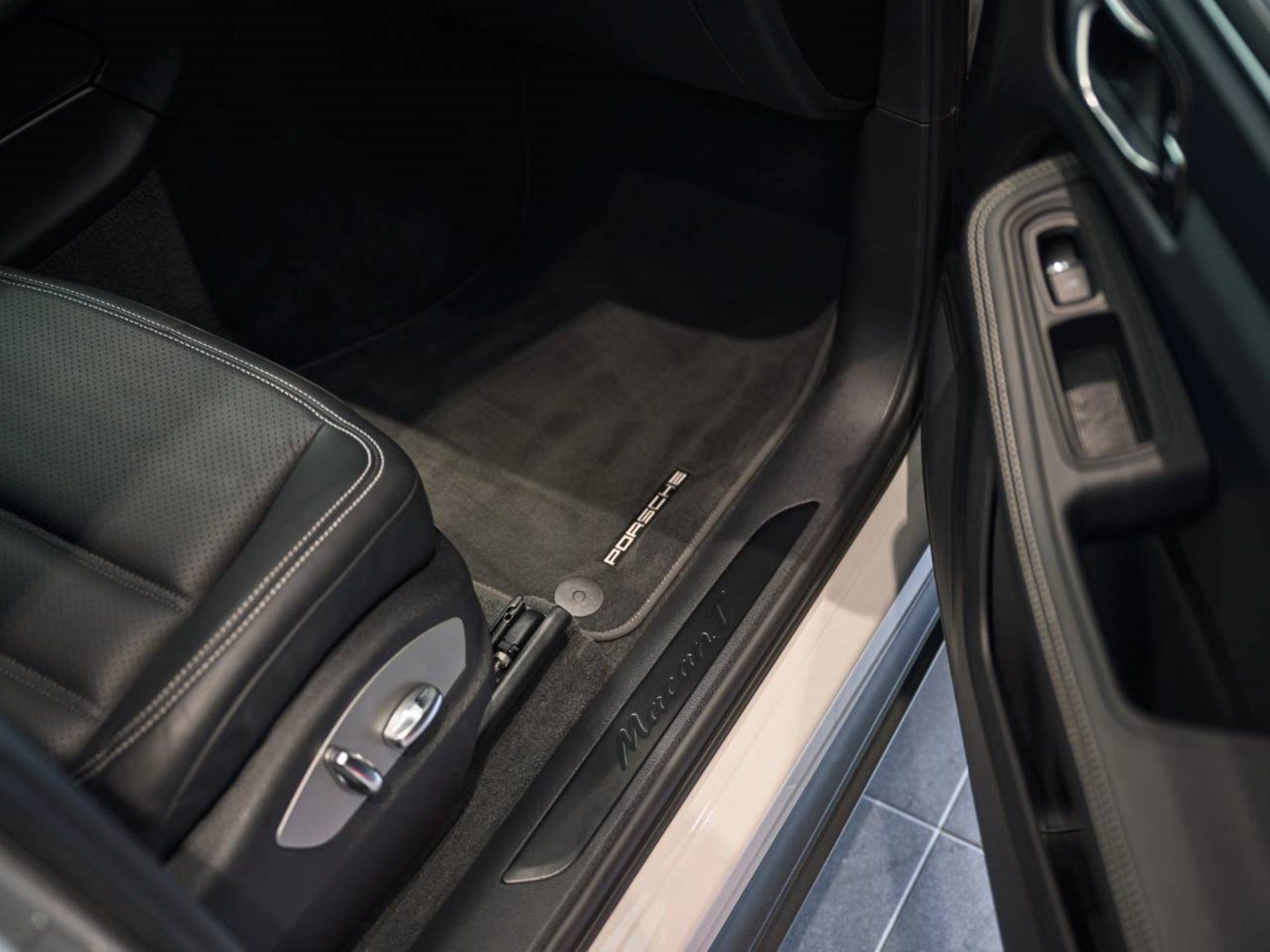 PORSCHE Macan T-image-22