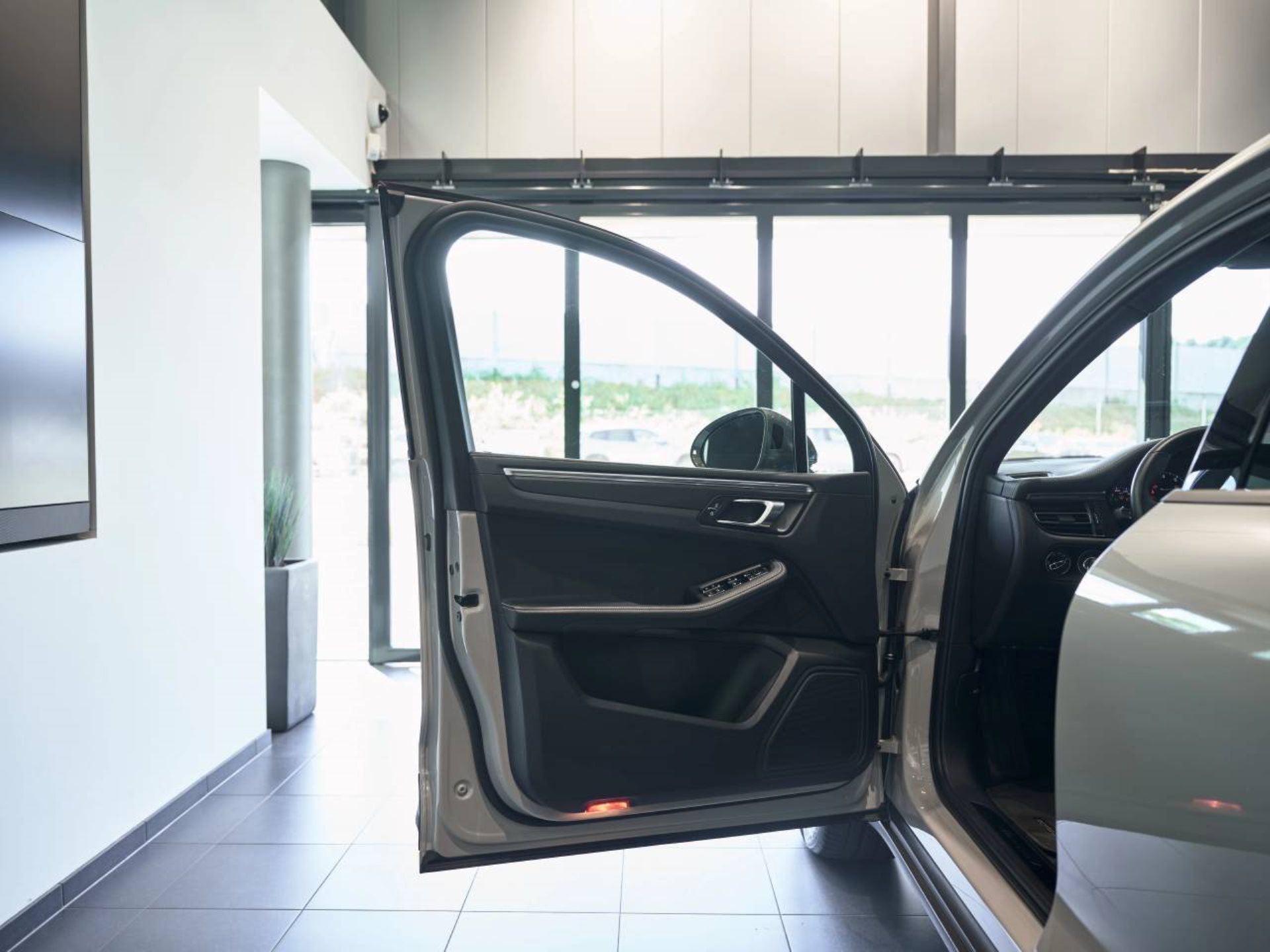 PORSCHE Macan T-image-19