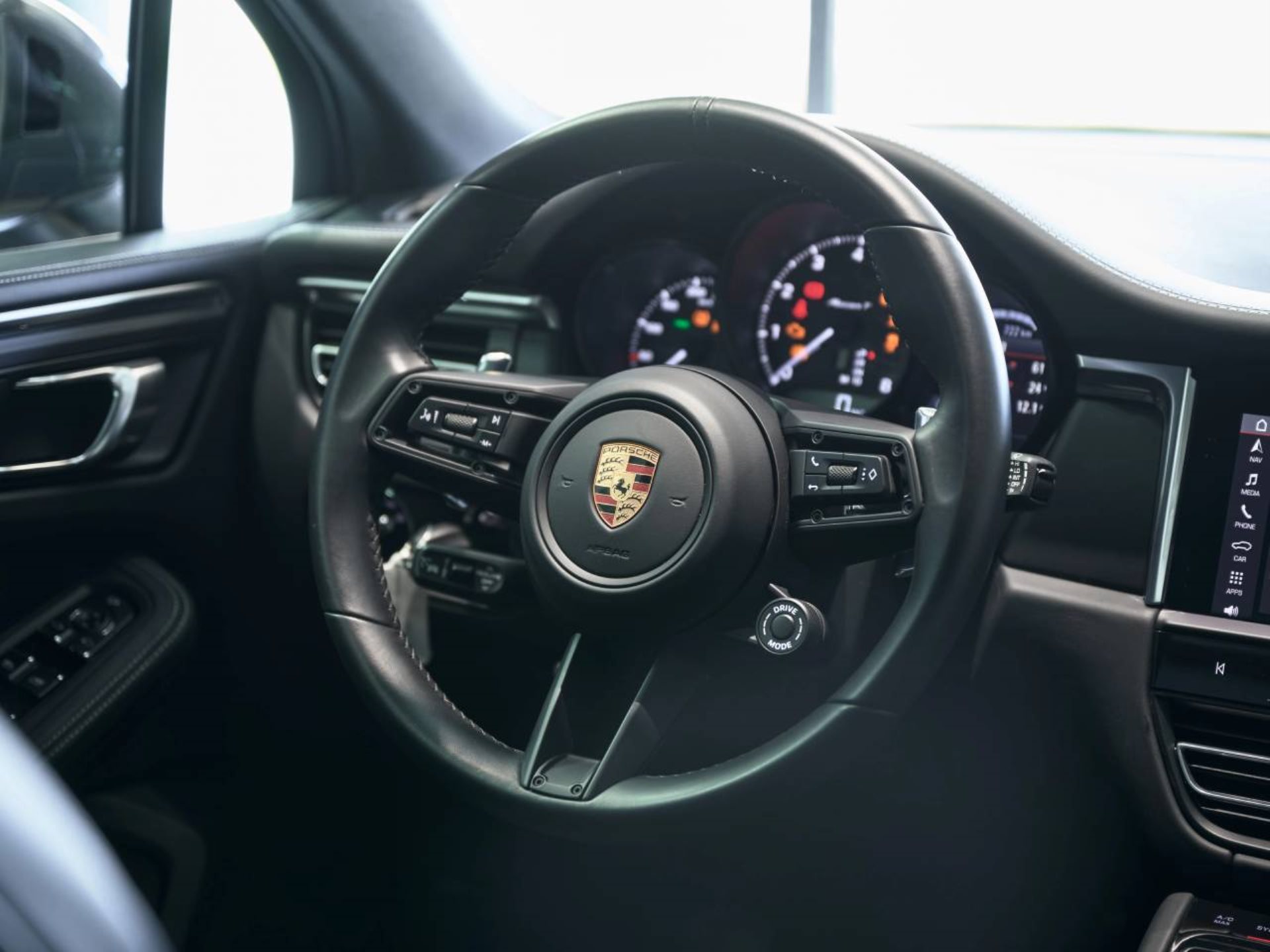 PORSCHE Macan T-image-13