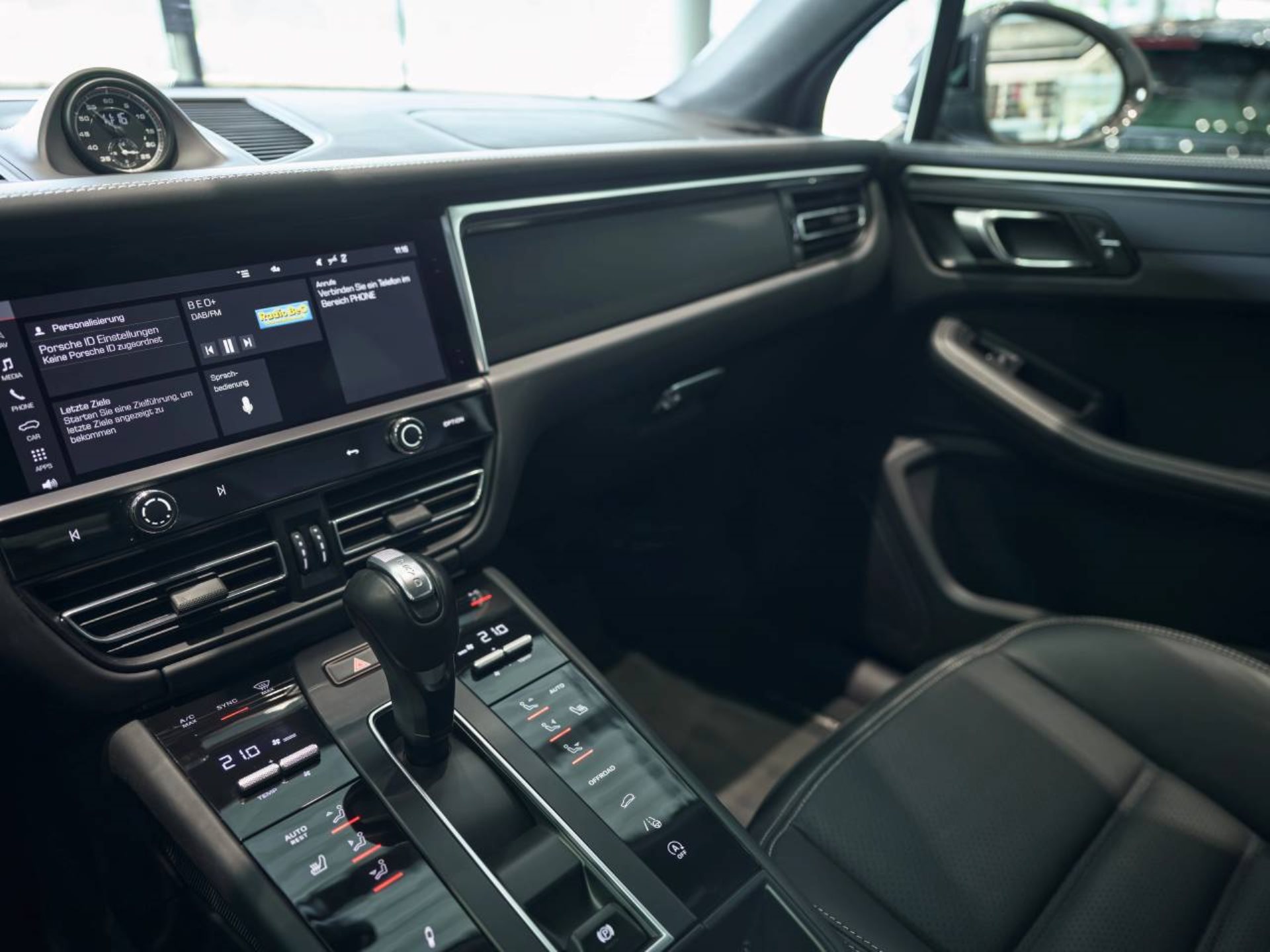 PORSCHE Macan T-image-16