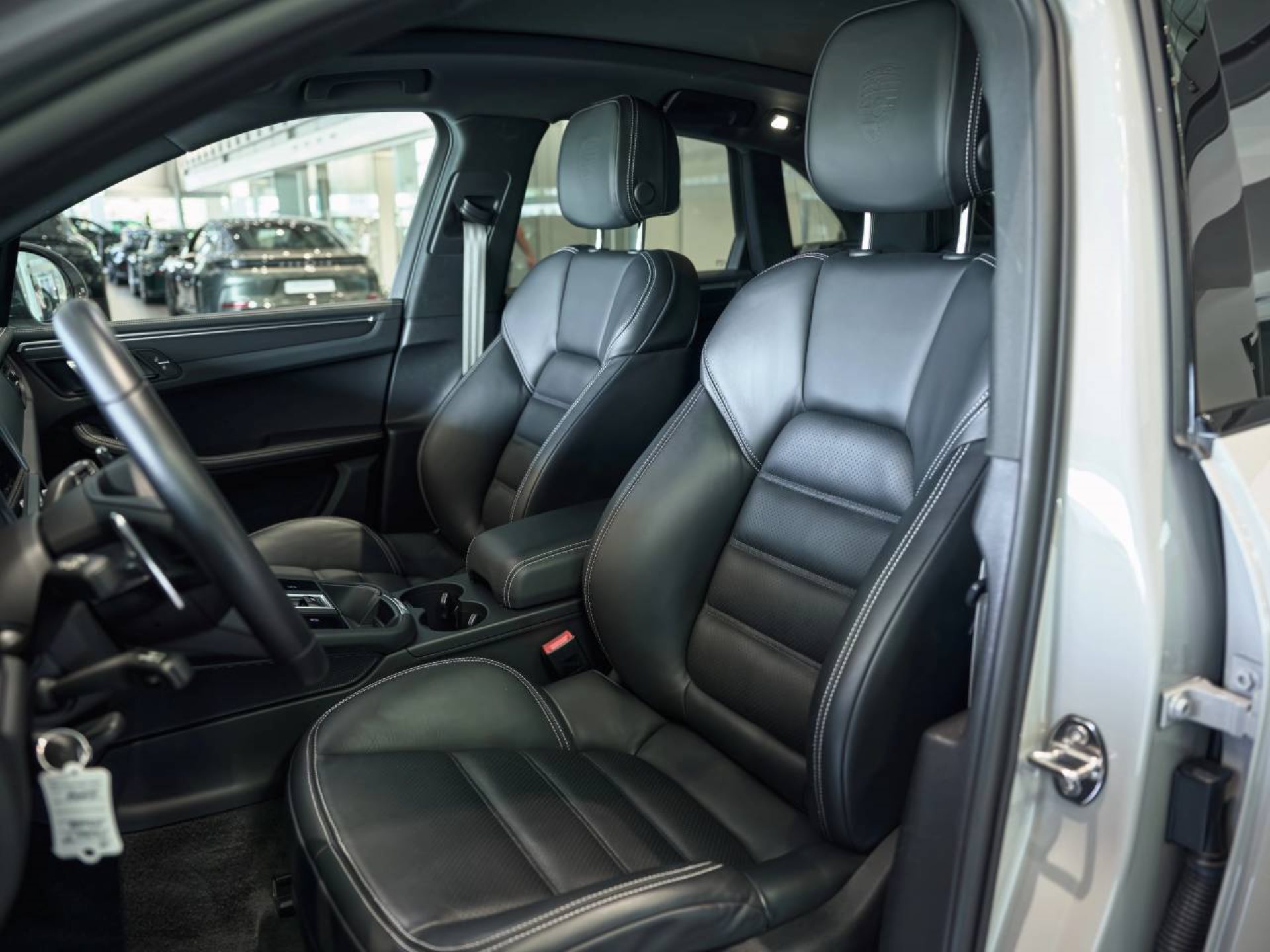 PORSCHE Macan T-image-4