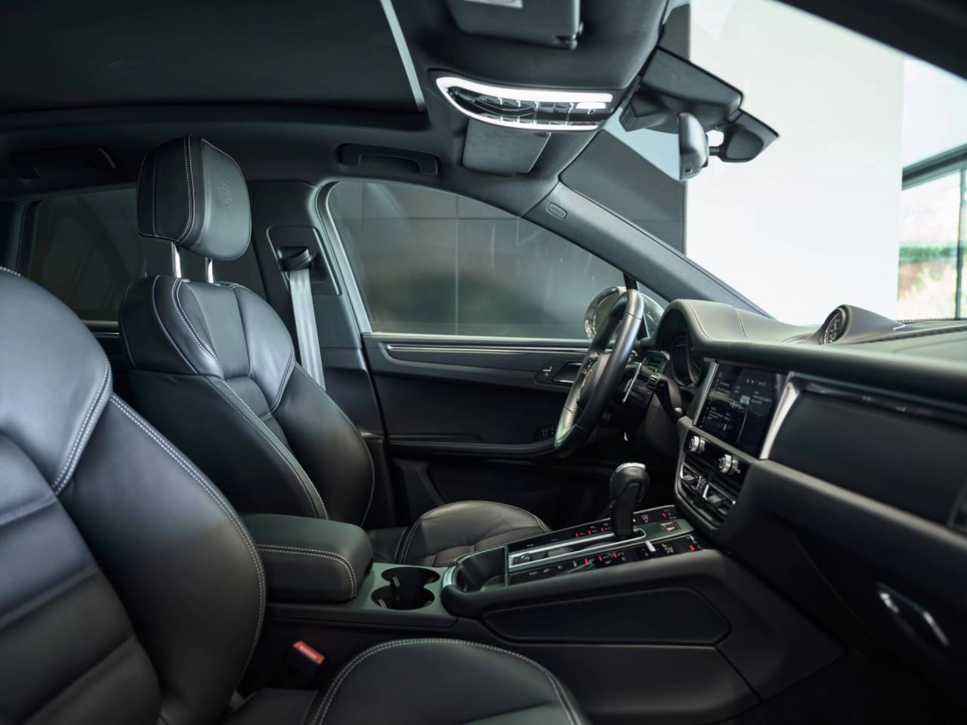 PORSCHE Macan T-image-17