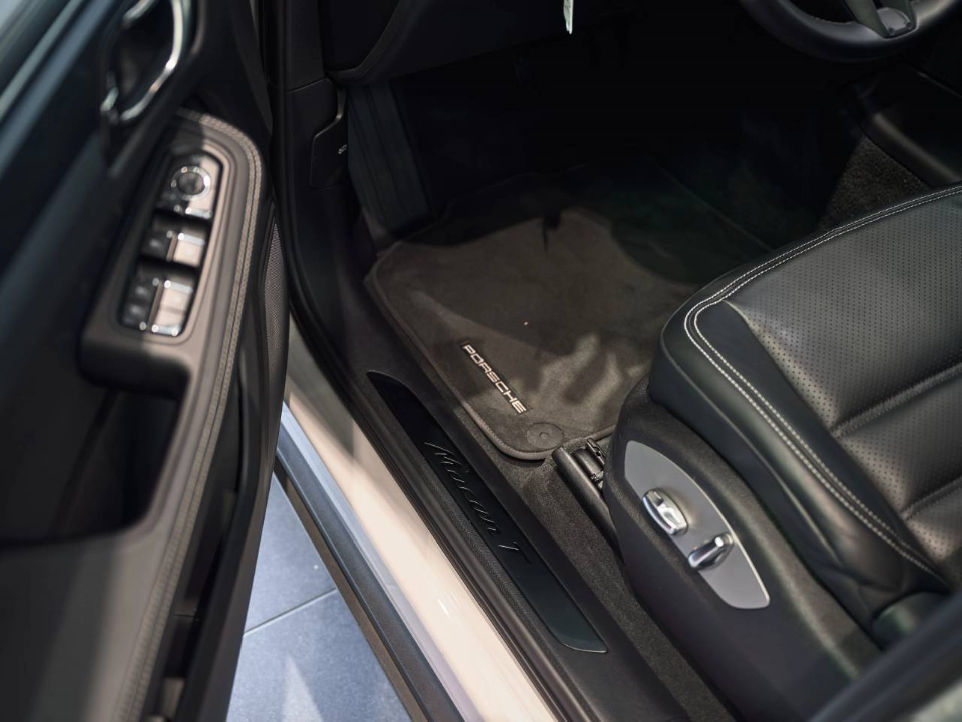 PORSCHE Macan T-image-20
