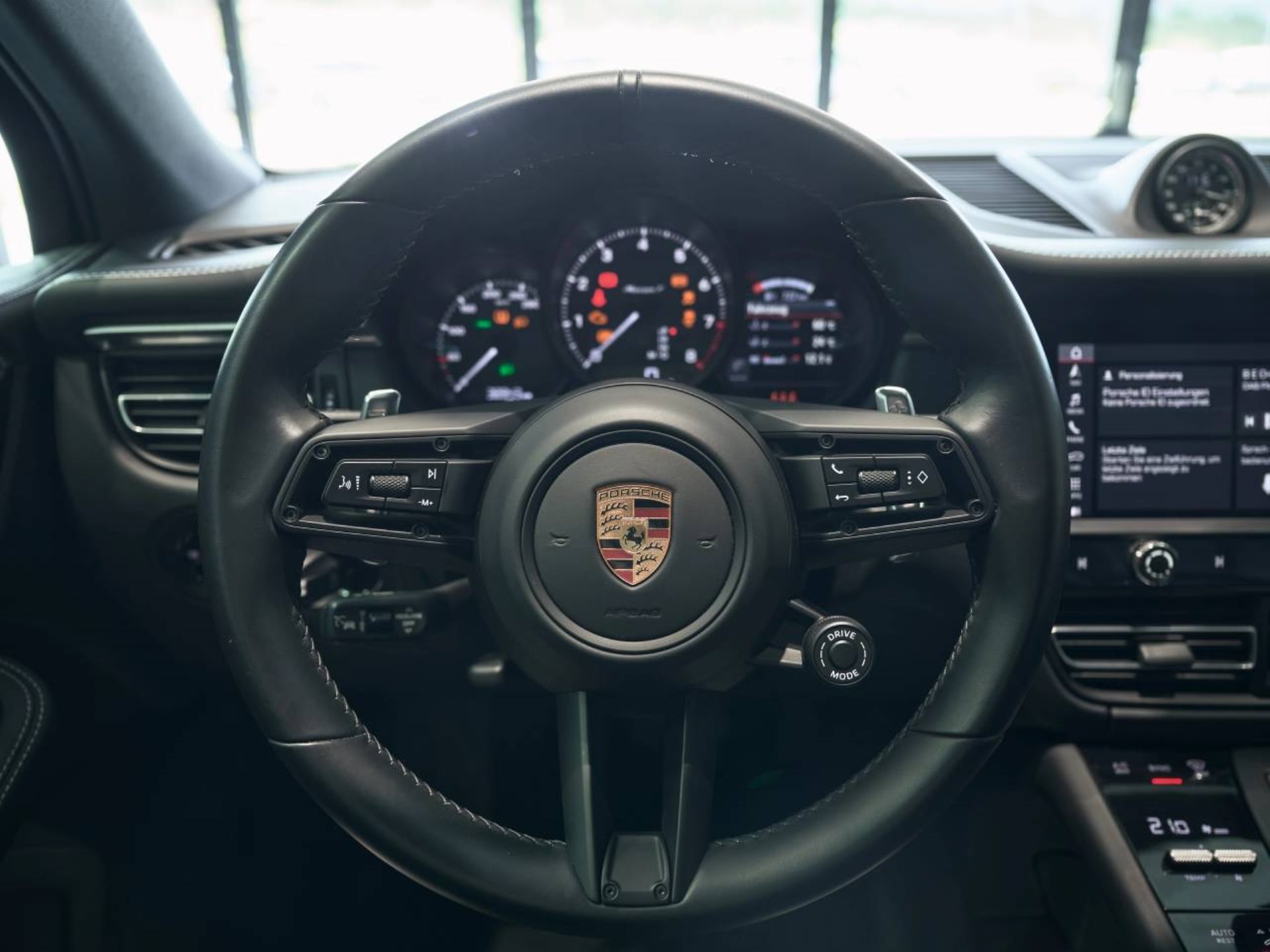 PORSCHE Macan T-image-12