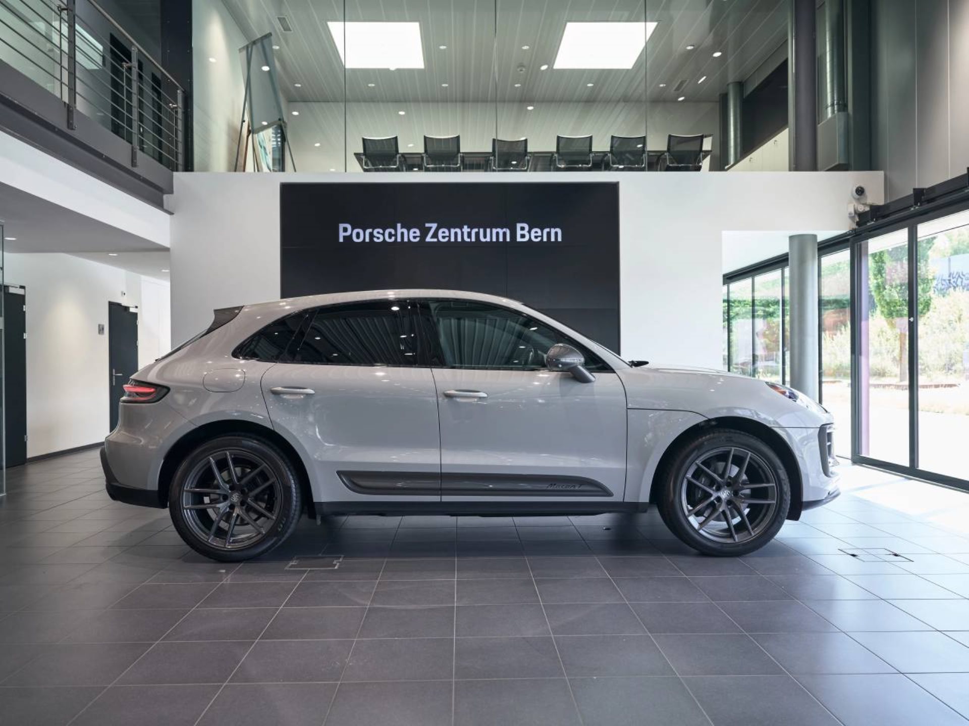 PORSCHE Macan T-image-1