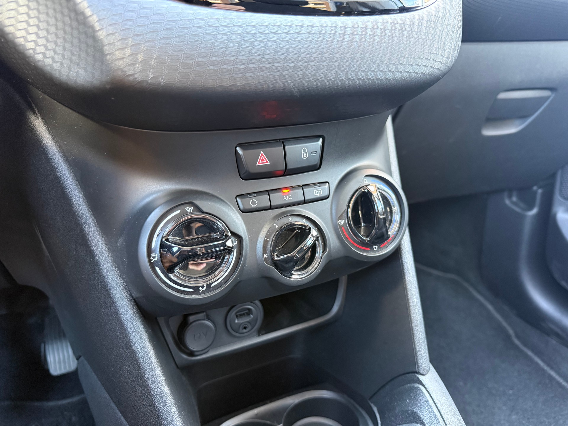 PEUGEOT 208 1.2 PureTech Style-image-7