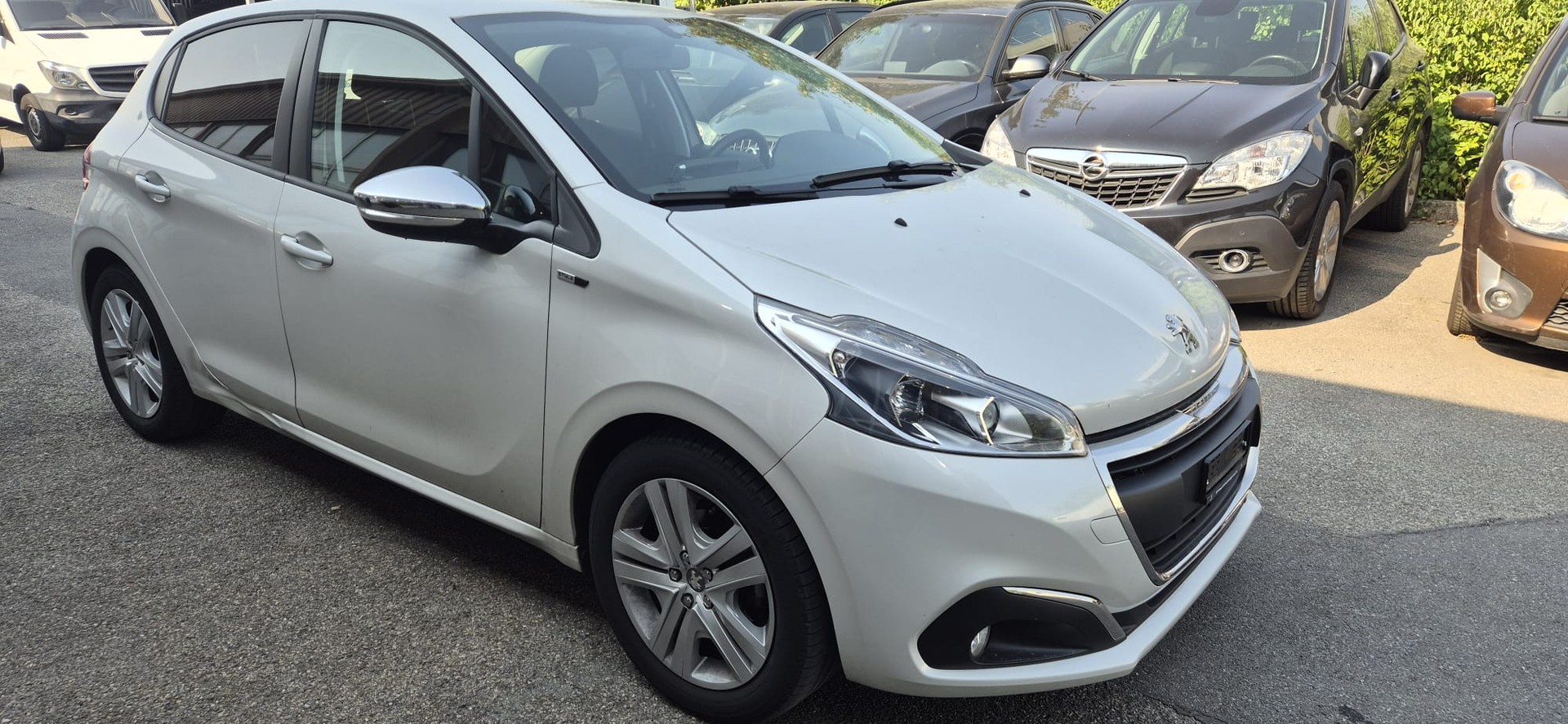 PEUGEOT 208 1.2 PureTech Style-image-1