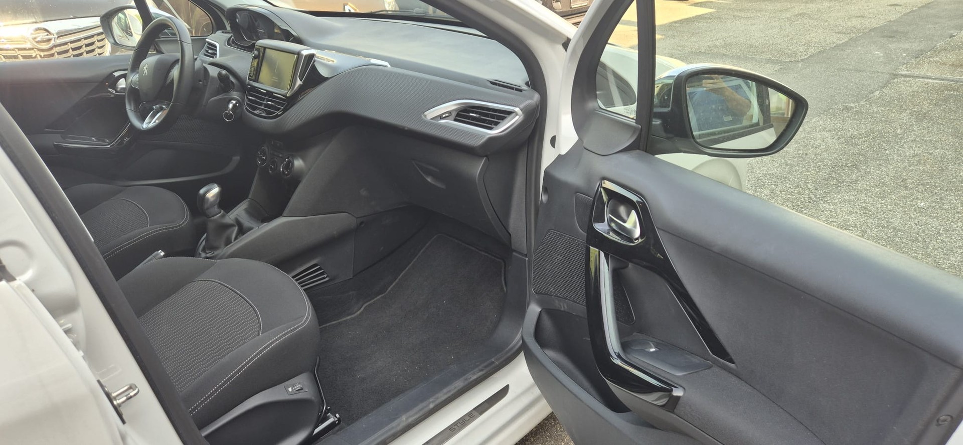 PEUGEOT 208 1.2 PureTech Style-image-10