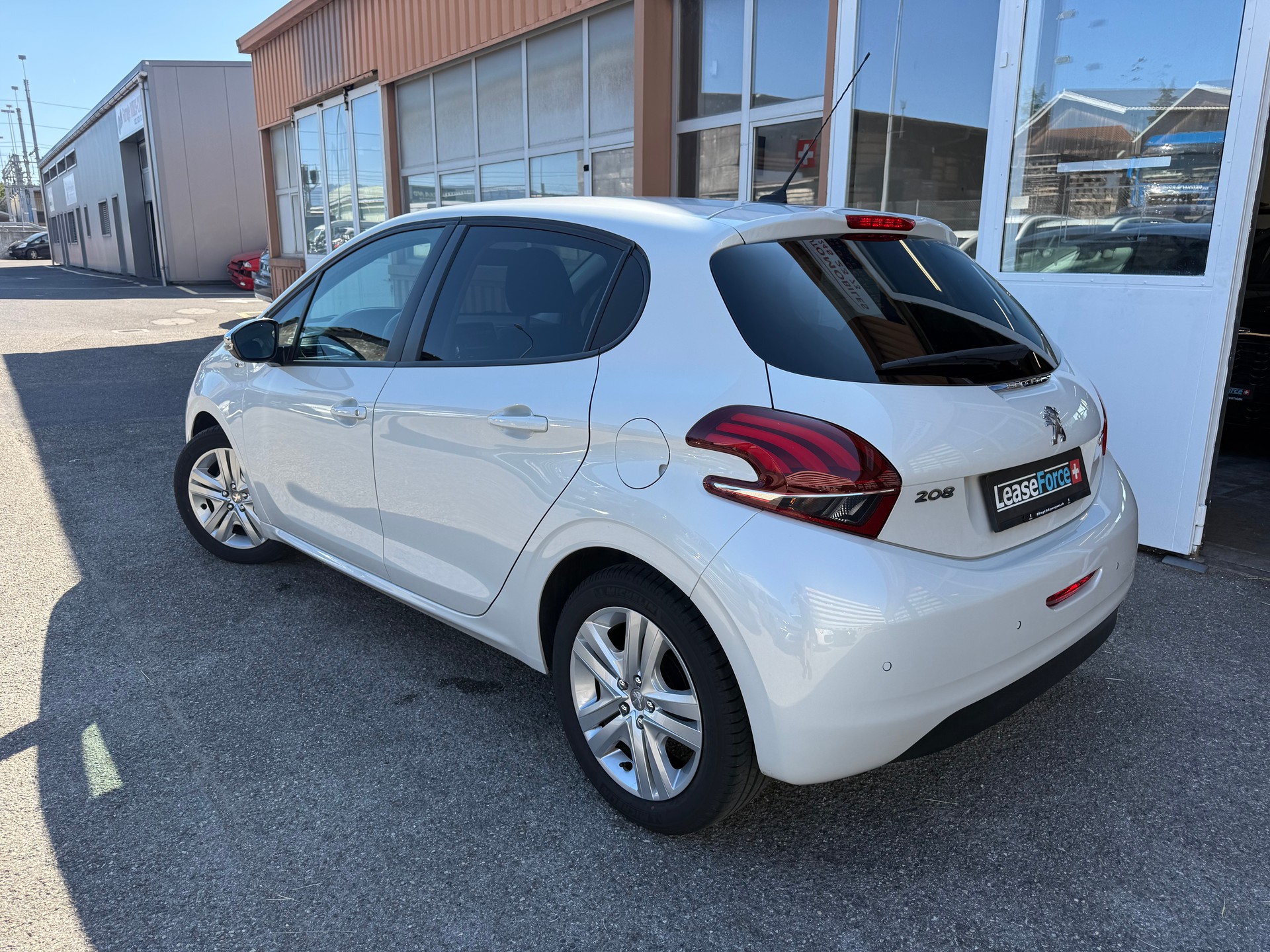PEUGEOT 208 1.2 PureTech Style-image-1