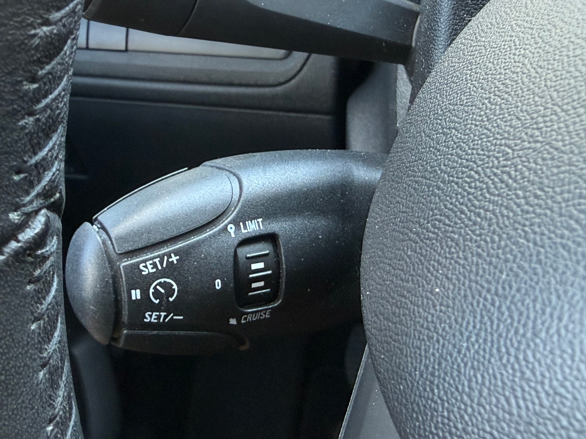 PEUGEOT 208 1.2 PureTech Style-image-8