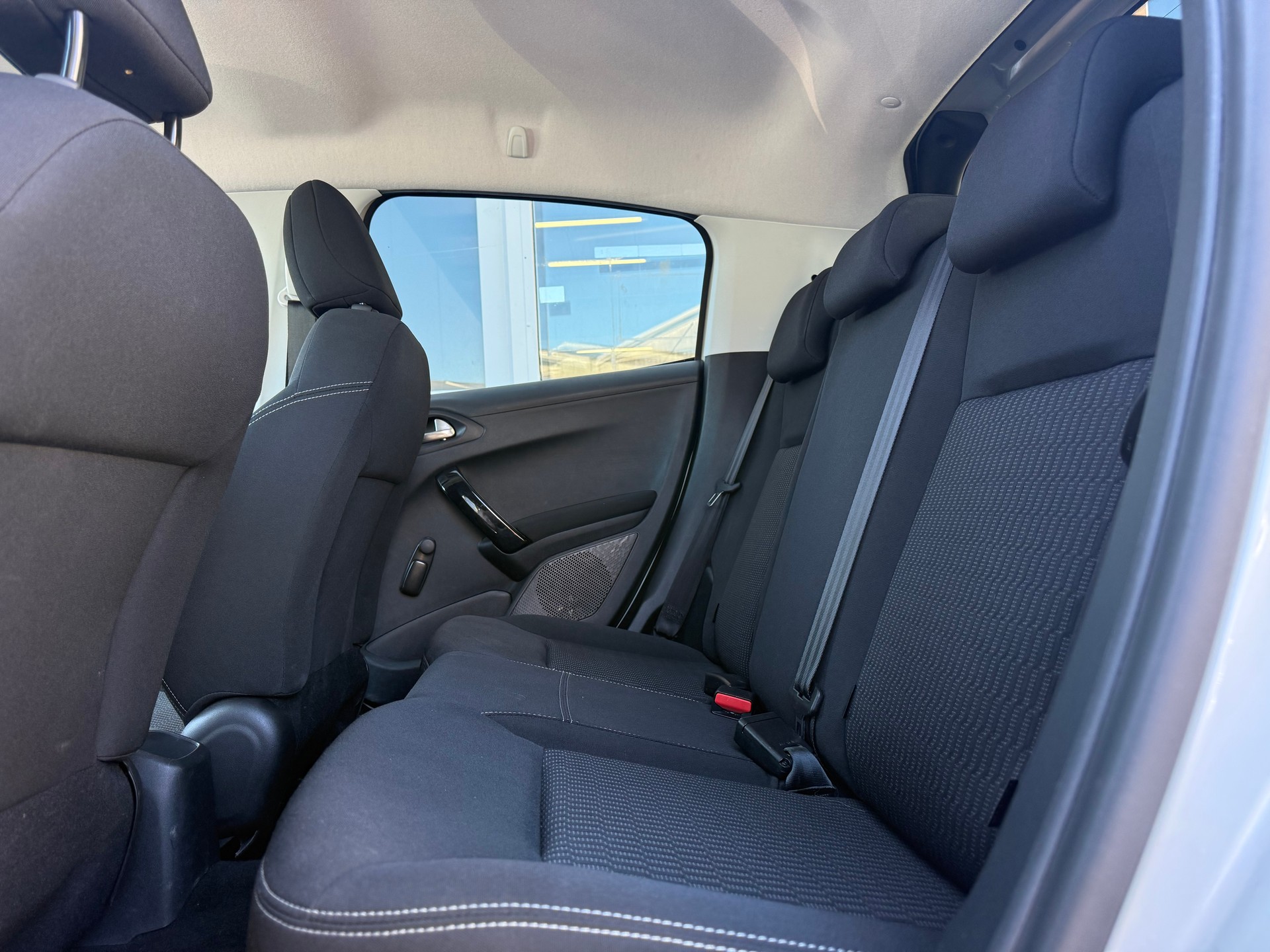 PEUGEOT 208 1.2 PureTech Style-image-4