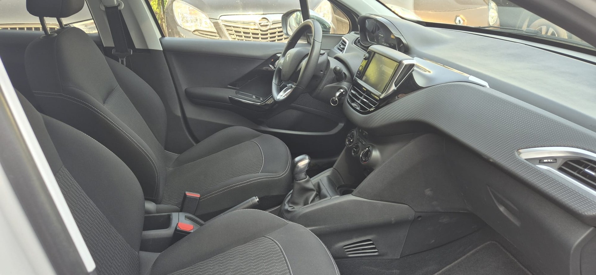 PEUGEOT 208 1.2 PureTech Style-image-6