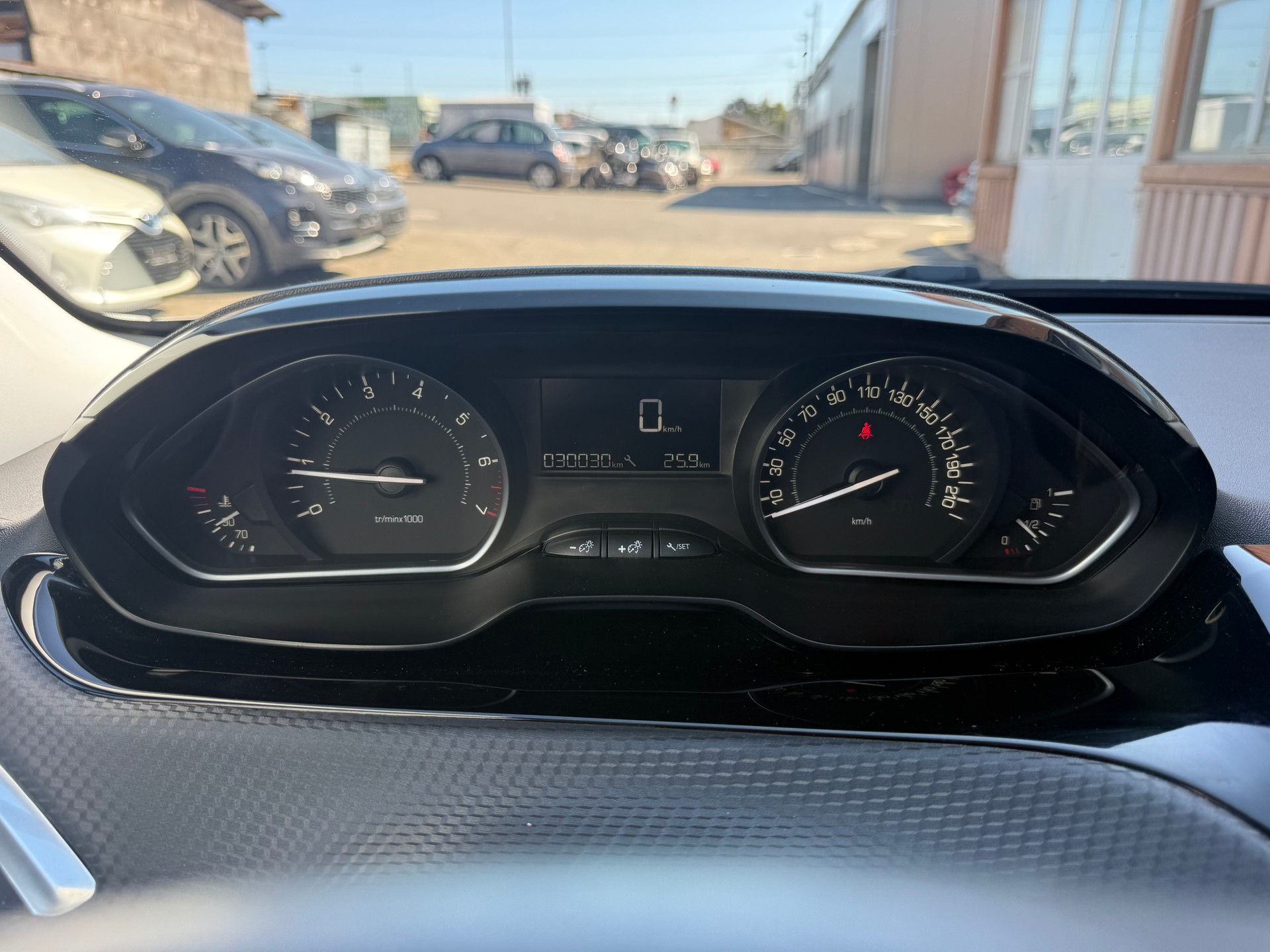 PEUGEOT 208 1.2 PureTech Style-image-9