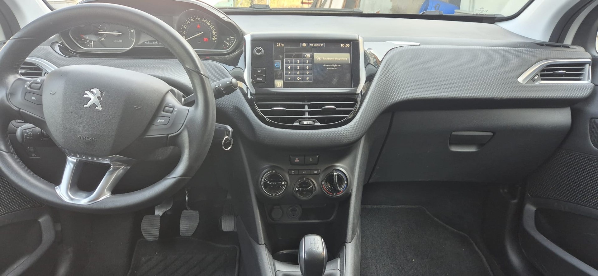 PEUGEOT 208 1.2 PureTech Style-image-11