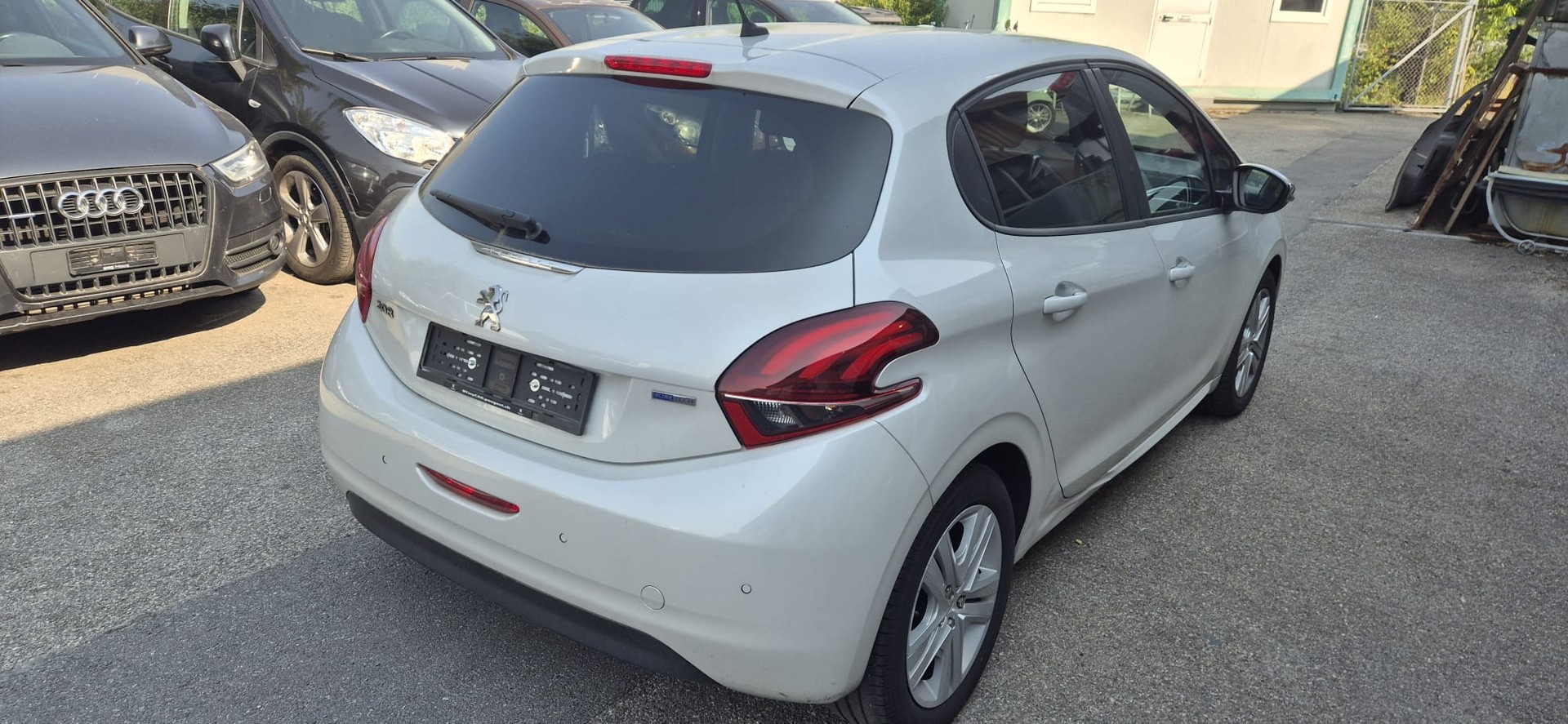 PEUGEOT 208 1.2 PureTech Style-image-2