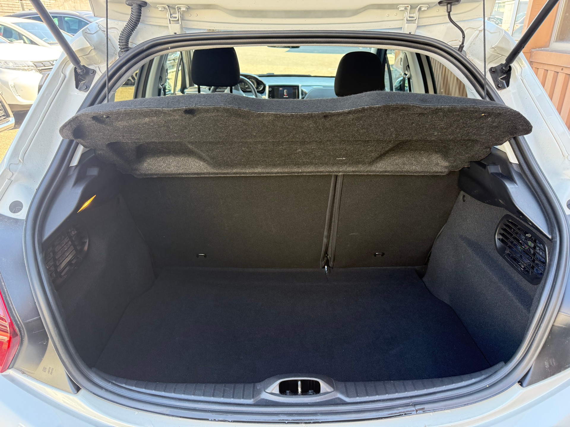 PEUGEOT 208 1.2 PureTech Style-image-5