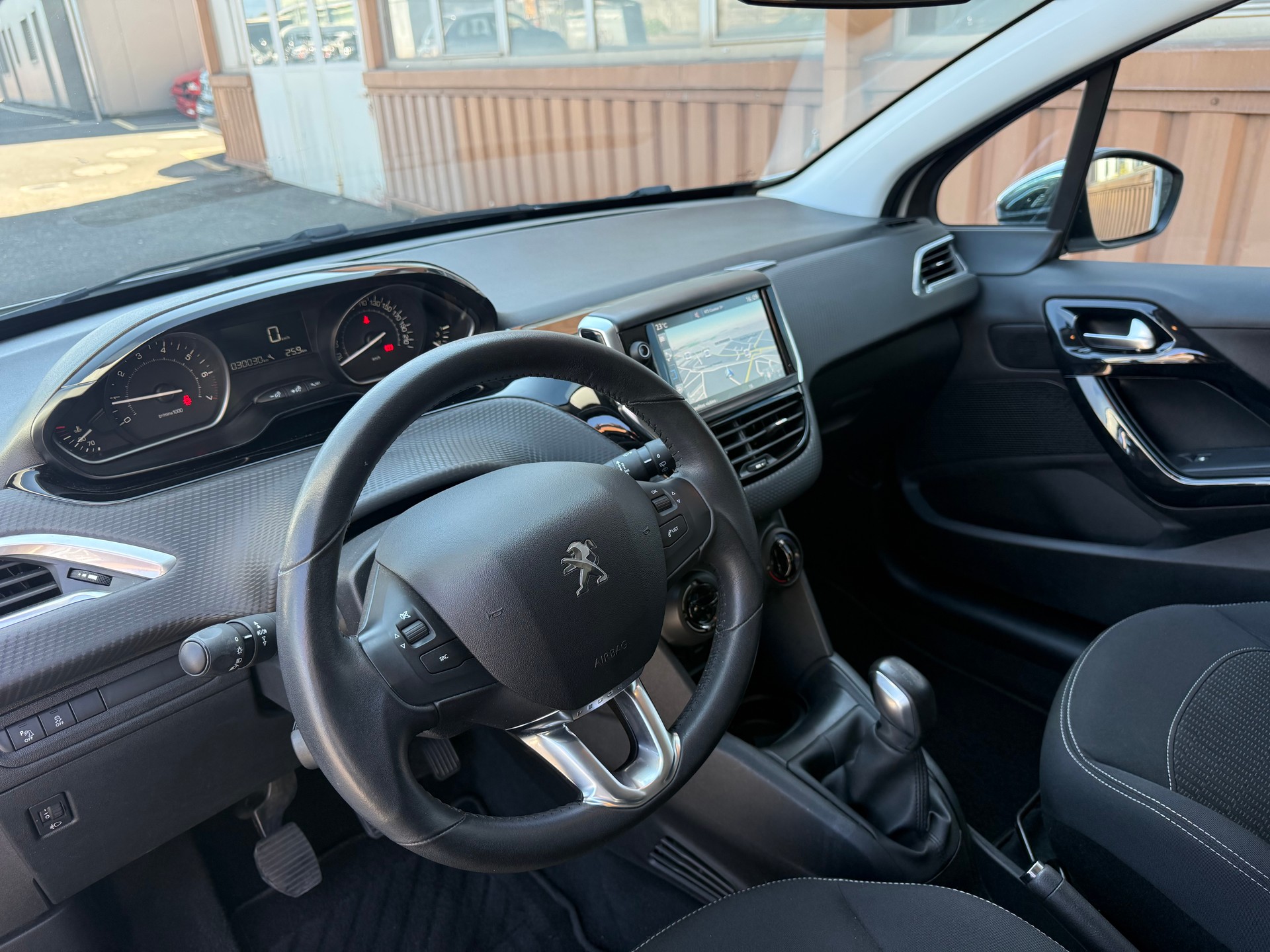 PEUGEOT 208 1.2 PureTech Style-image-2