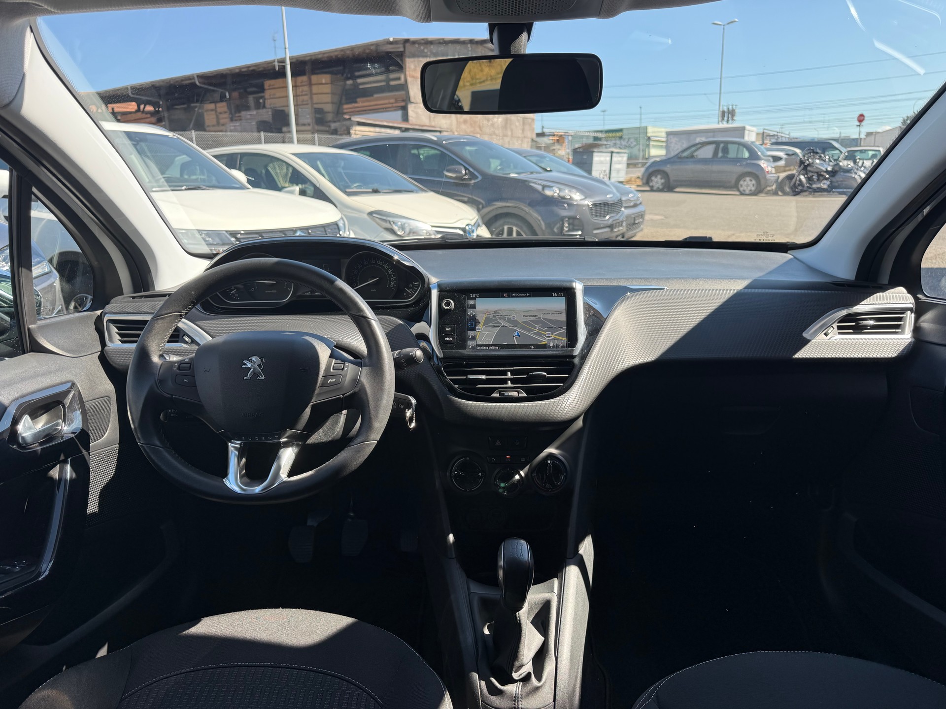 PEUGEOT 208 1.2 PureTech Style-image-10